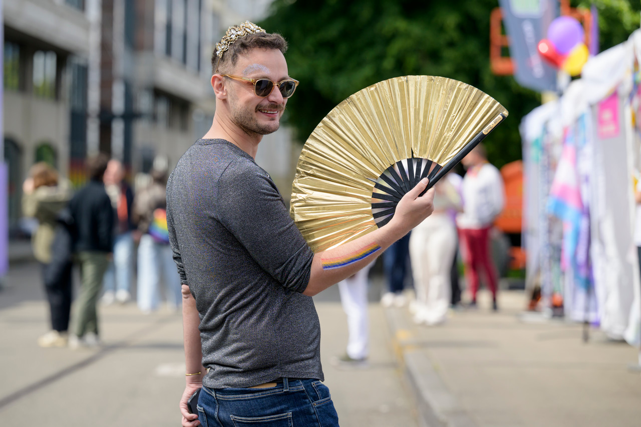 Bruxelles, 16/05/2026 - La pride fête ses 30 ans: Trente ans de luttes, de fierté et de visibilisation de la communauté LGBTQIA+. Le thème choisi pour 2026 reflète les enjeux d'un monde sous tension : When Times Get Darker, We Shine Brighter. Un message puissant et fédérateur, plus nécessaire que jamais dans un contexte international troublé où les droits de la communauté LGBTQIA+ sont constamment remis en cause.