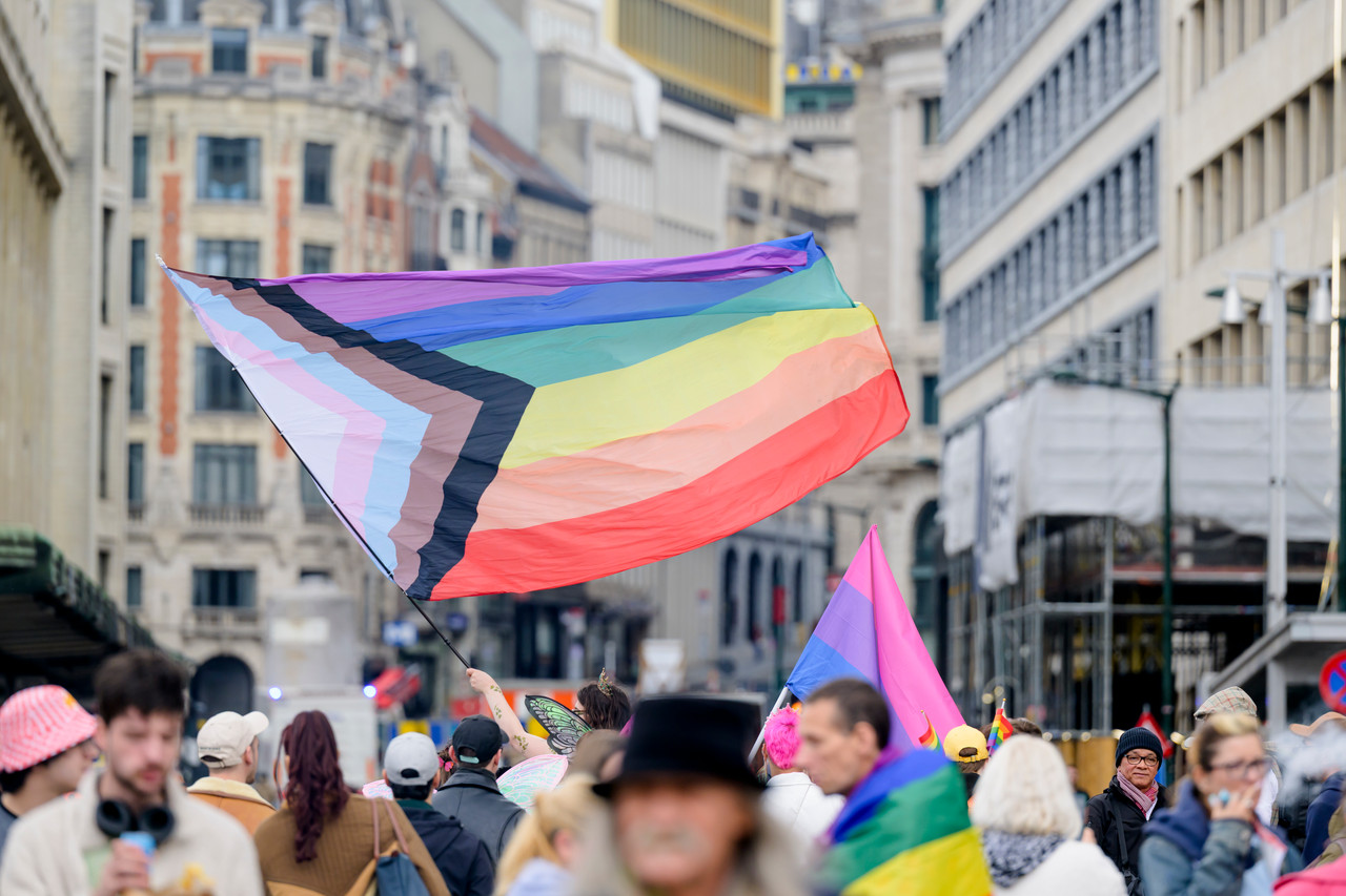 Bruxelles, 16/05/2026 - La pride fête ses 30 ans: Trente ans de luttes, de fierté et de visibilisation de la communauté LGBTQIA+. Le thème choisi pour 2026 reflète les enjeux d'un monde sous tension : When Times Get Darker, We Shine Brighter. Un message puissant et fédérateur, plus nécessaire que jamais dans un contexte international troublé où les droits de la communauté LGBTQIA+ sont constamment remis en cause.