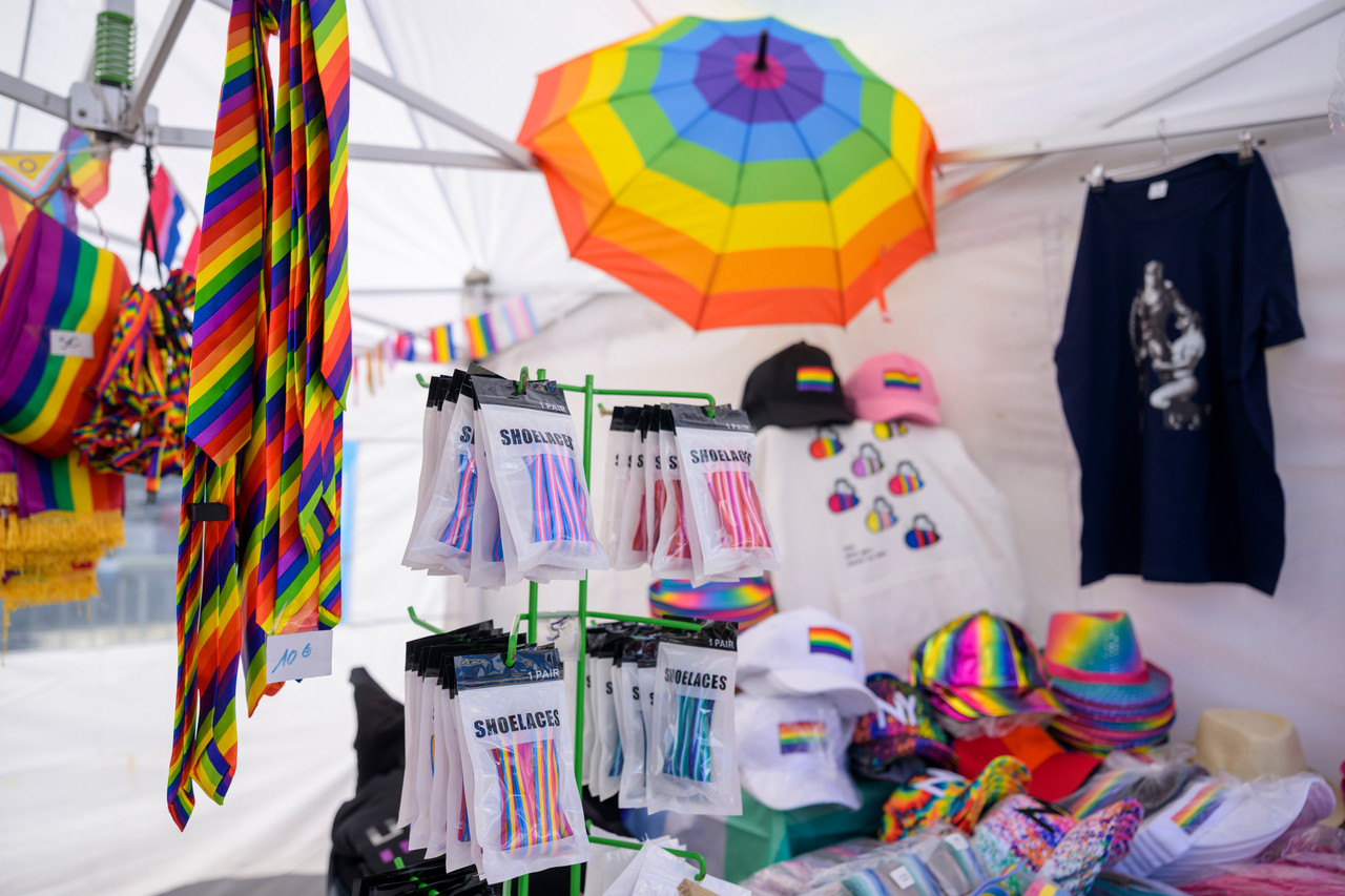 Bruxelles, 16/05/2026 - La pride fête ses 30 ans: Trente ans de luttes, de fierté et de visibilisation de la communauté LGBTQIA+. Le thème choisi pour 2026 reflète les enjeux d'un monde sous tension : When Times Get Darker, We Shine Brighter. Un message puissant et fédérateur, plus nécessaire que jamais dans un contexte international troublé où les droits de la communauté LGBTQIA+ sont constamment remis en cause.