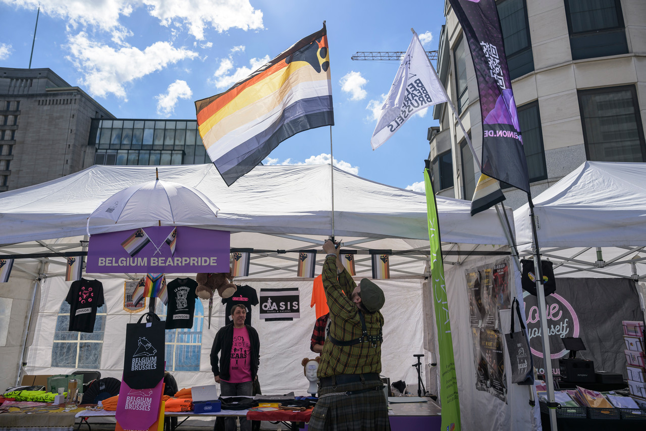 Bruxelles, 16/05/2026 - La pride fête ses 30 ans: Trente ans de luttes, de fierté et de visibilisation de la communauté LGBTQIA+. Le thème choisi pour 2026 reflète les enjeux d'un monde sous tension : When Times Get Darker, We Shine Brighter. Un message puissant et fédérateur, plus nécessaire que jamais dans un contexte international troublé où les droits de la communauté LGBTQIA+ sont constamment remis en cause.