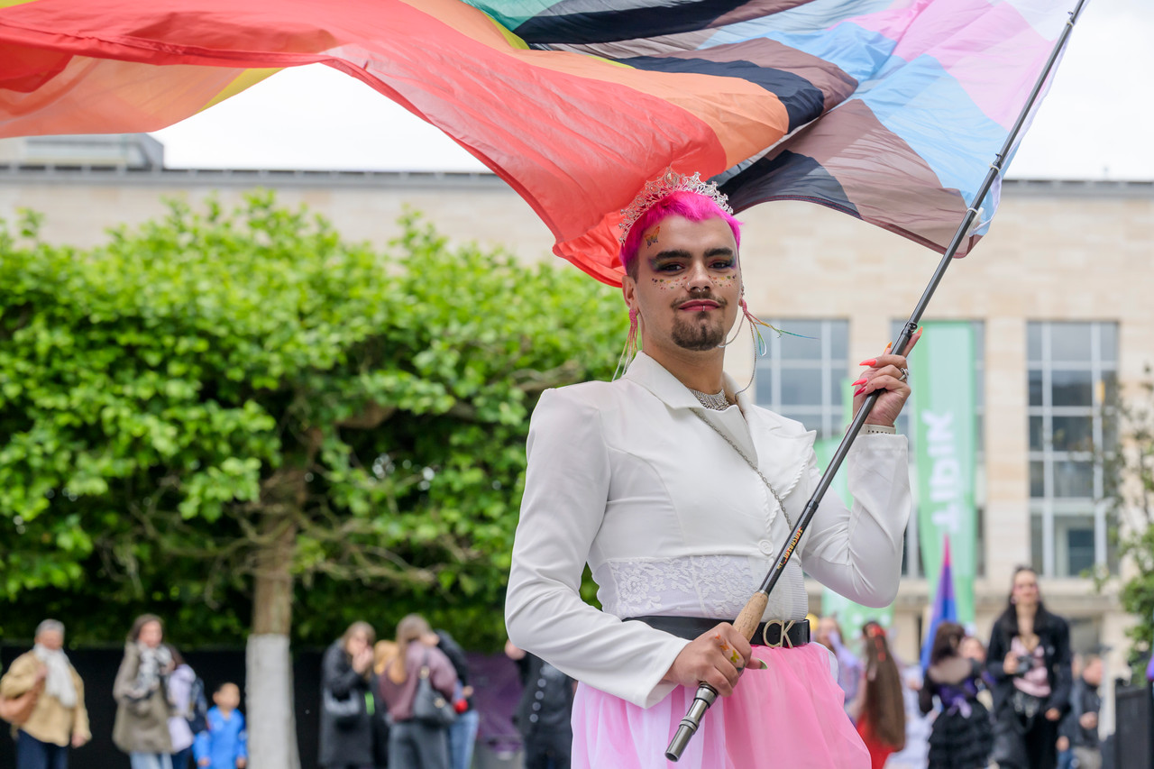 Bruxelles, 16/05/2026 - La pride fête ses 30 ans: Trente ans de luttes, de fierté et de visibilisation de la communauté LGBTQIA+. Le thème choisi pour 2026 reflète les enjeux d'un monde sous tension : When Times Get Darker, We Shine Brighter. Un message puissant et fédérateur, plus nécessaire que jamais dans un contexte international troublé où les droits de la communauté LGBTQIA+ sont constamment remis en cause.