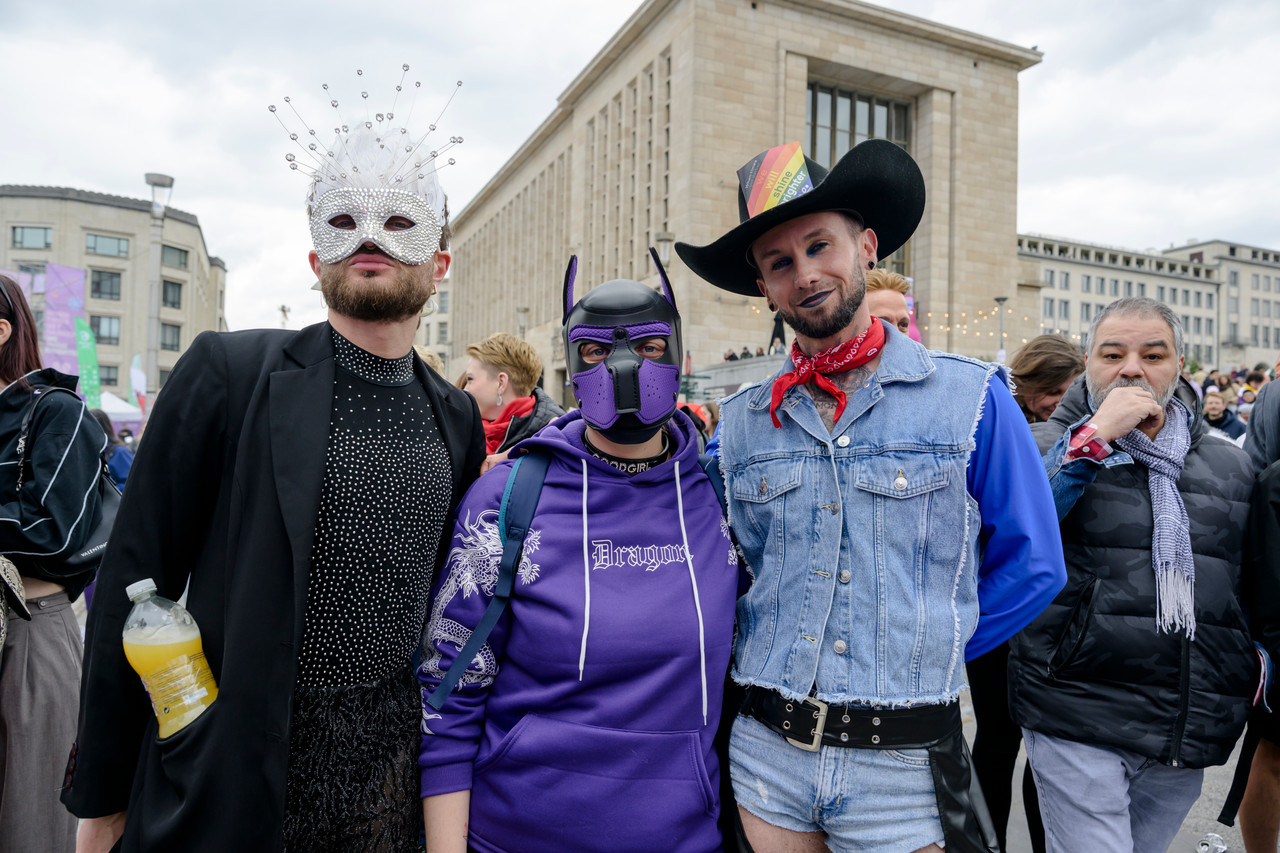 Bruxelles, 16/05/2026 - La pride fête ses 30 ans: Trente ans de luttes, de fierté et de visibilisation de la communauté LGBTQIA+. Le thème choisi pour 2026 reflète les enjeux d'un monde sous tension : When Times Get Darker, We Shine Brighter. Un message puissant et fédérateur, plus nécessaire que jamais dans un contexte international troublé où les droits de la communauté LGBTQIA+ sont constamment remis en cause.