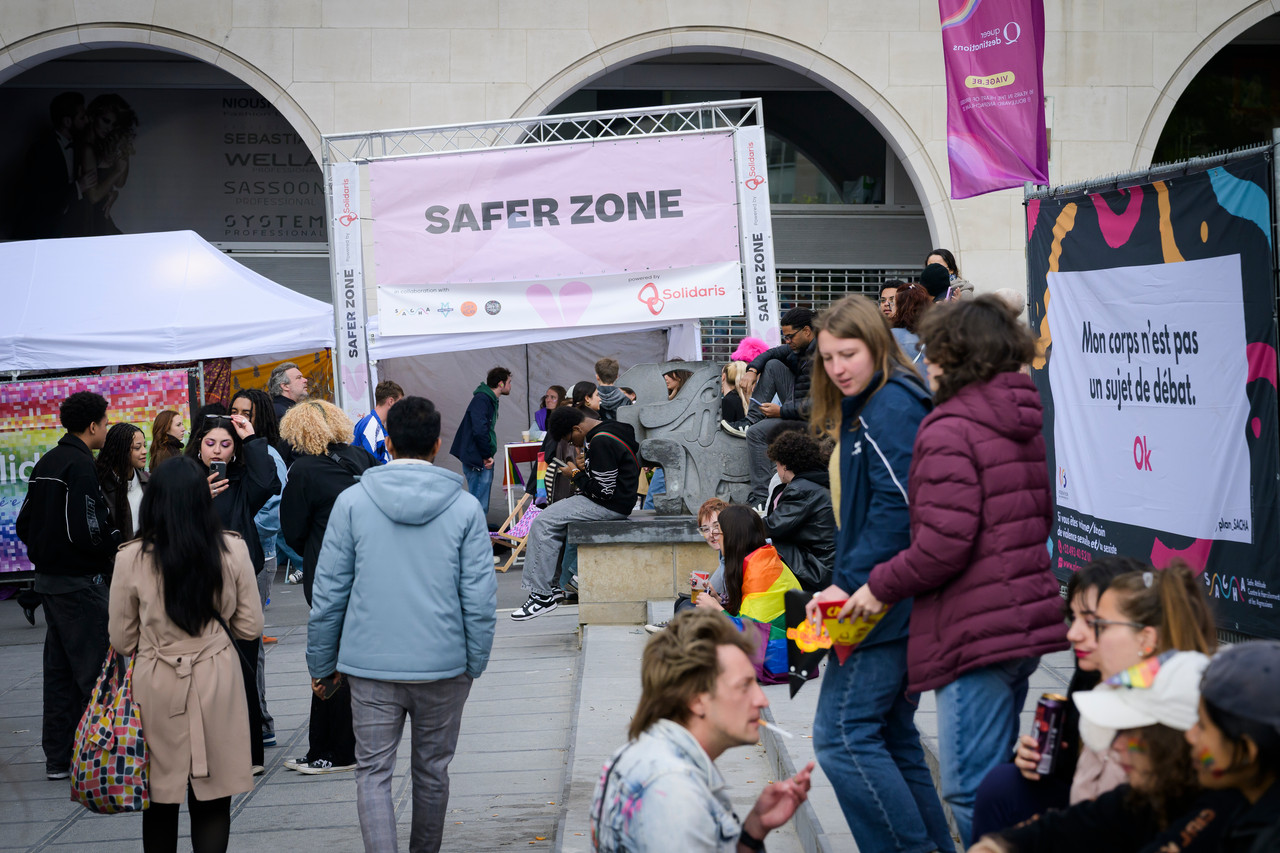 Bruxelles, 16/05/2026 - La pride fête ses 30 ans: Trente ans de luttes, de fierté et de visibilisation de la communauté LGBTQIA+. Le thème choisi pour 2026 reflète les enjeux d'un monde sous tension : When Times Get Darker, We Shine Brighter. Un message puissant et fédérateur, plus nécessaire que jamais dans un contexte international troublé où les droits de la communauté LGBTQIA+ sont constamment remis en cause.