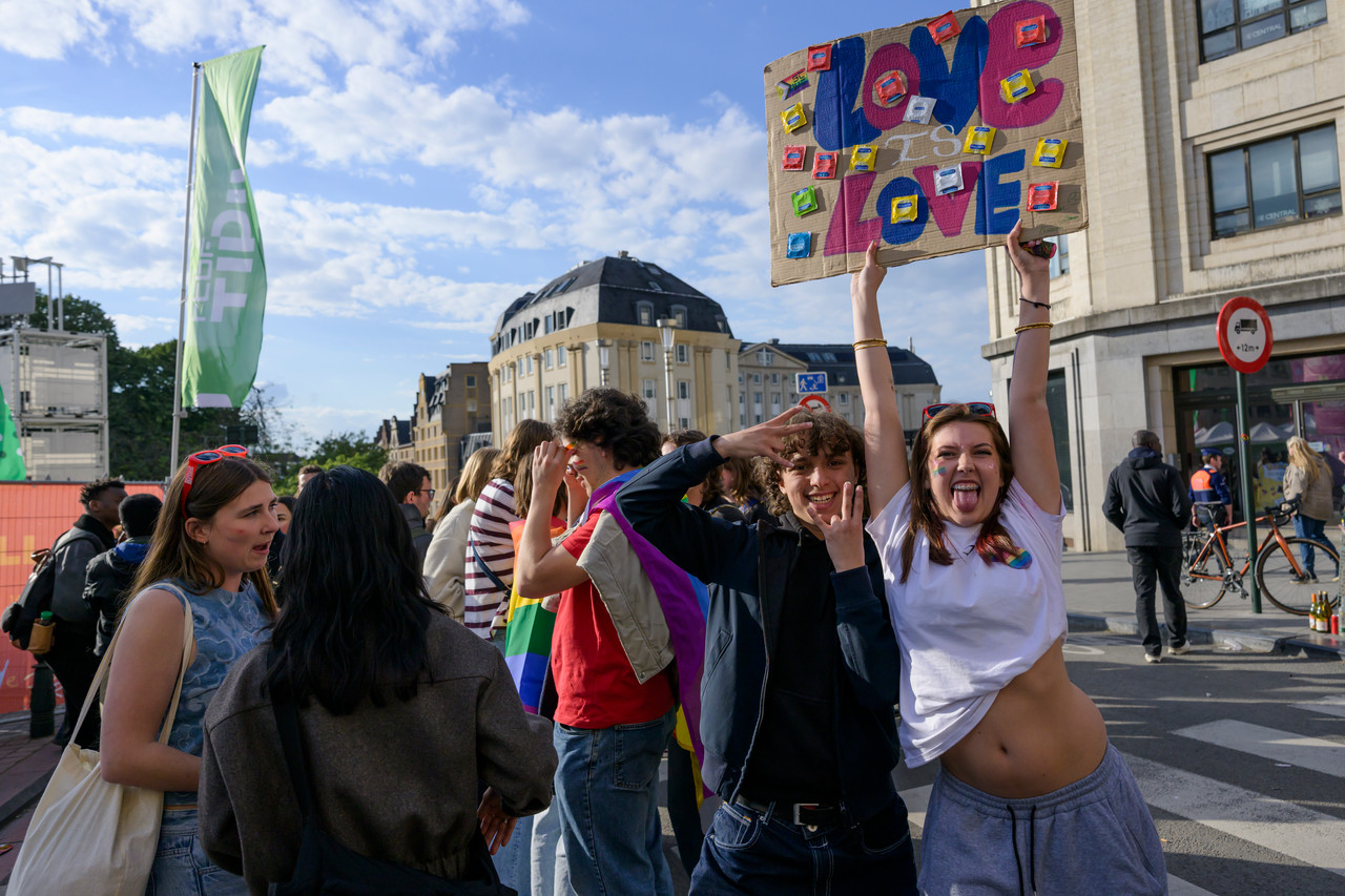 Bruxelles, 16/05/2026 - La pride fête ses 30 ans: Trente ans de luttes, de fierté et de visibilisation de la communauté LGBTQIA+. Le thème choisi pour 2026 reflète les enjeux d'un monde sous tension : When Times Get Darker, We Shine Brighter. Un message puissant et fédérateur, plus nécessaire que jamais dans un contexte international troublé où les droits de la communauté LGBTQIA+ sont constamment remis en cause.