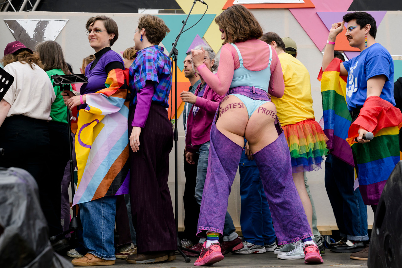 Bruxelles, 16/05/2026 - La pride fête ses 30 ans: Trente ans de luttes, de fierté et de visibilisation de la communauté LGBTQIA+. Le thème choisi pour 2026 reflète les enjeux d'un monde sous tension : When Times Get Darker, We Shine Brighter. Un message puissant et fédérateur, plus nécessaire que jamais dans un contexte international troublé où les droits de la communauté LGBTQIA+ sont constamment remis en cause.