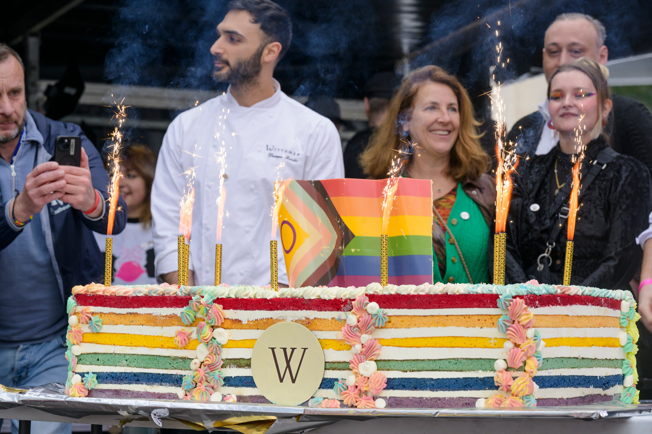 Bruxelles, 16/05/2026 - La pride fête ses 30 ans: Trente ans de luttes, de fierté et de visibilisation de la communauté LGBTQIA+. Le thème choisi pour 2026 reflète les enjeux d'un monde sous tension : When Times Get Darker, We Shine Brighter. Un message puissant et fédérateur, plus nécessaire que jamais dans un contexte international troublé où les droits de la communauté LGBTQIA+ sont constamment remis en cause.