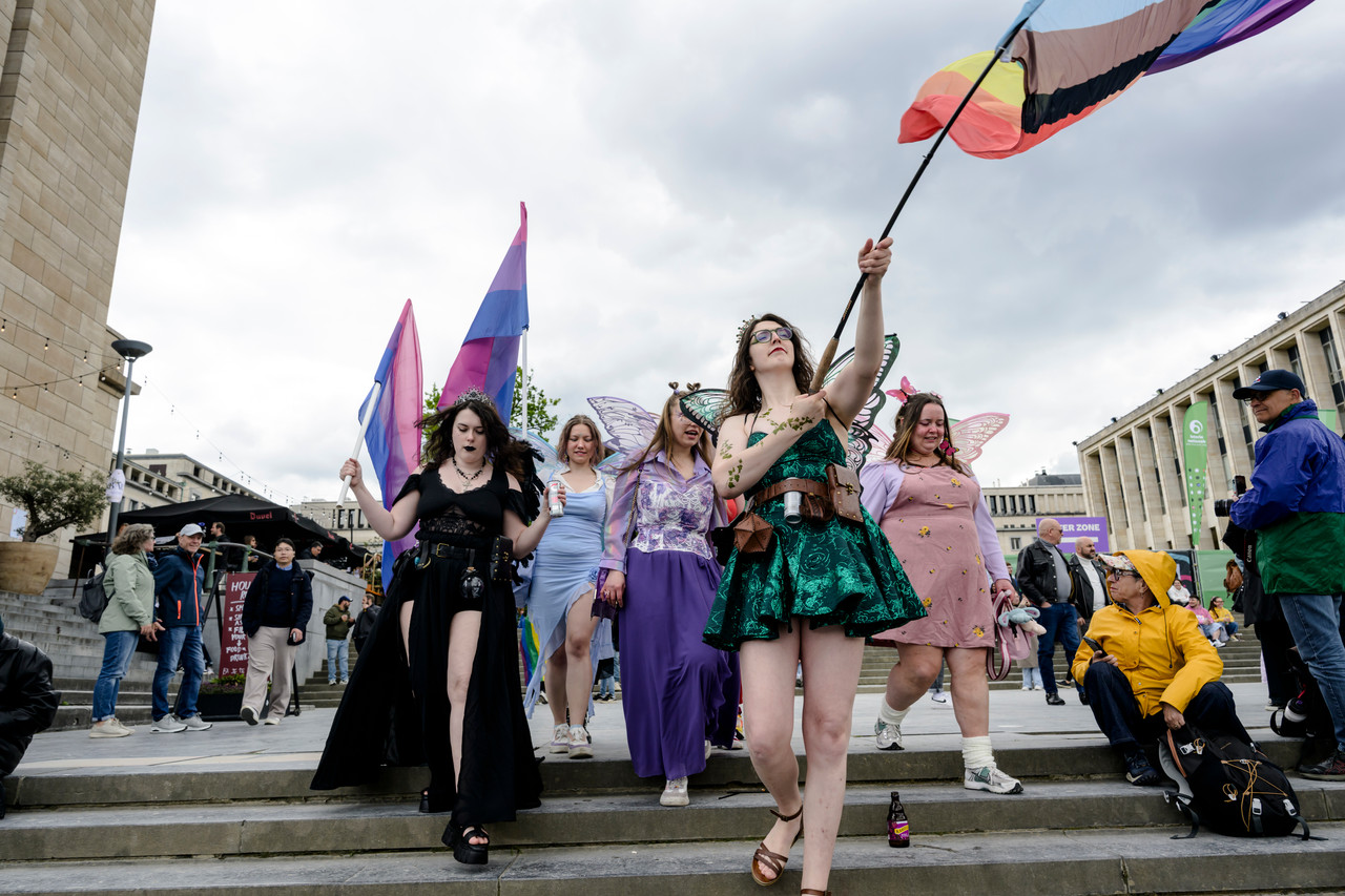 Bruxelles, 16/05/2026 - La pride fête ses 30 ans: Trente ans de luttes, de fierté et de visibilisation de la communauté LGBTQIA+. Le thème choisi pour 2026 reflète les enjeux d'un monde sous tension : When Times Get Darker, We Shine Brighter. Un message puissant et fédérateur, plus nécessaire que jamais dans un contexte international troublé où les droits de la communauté LGBTQIA+ sont constamment remis en cause.