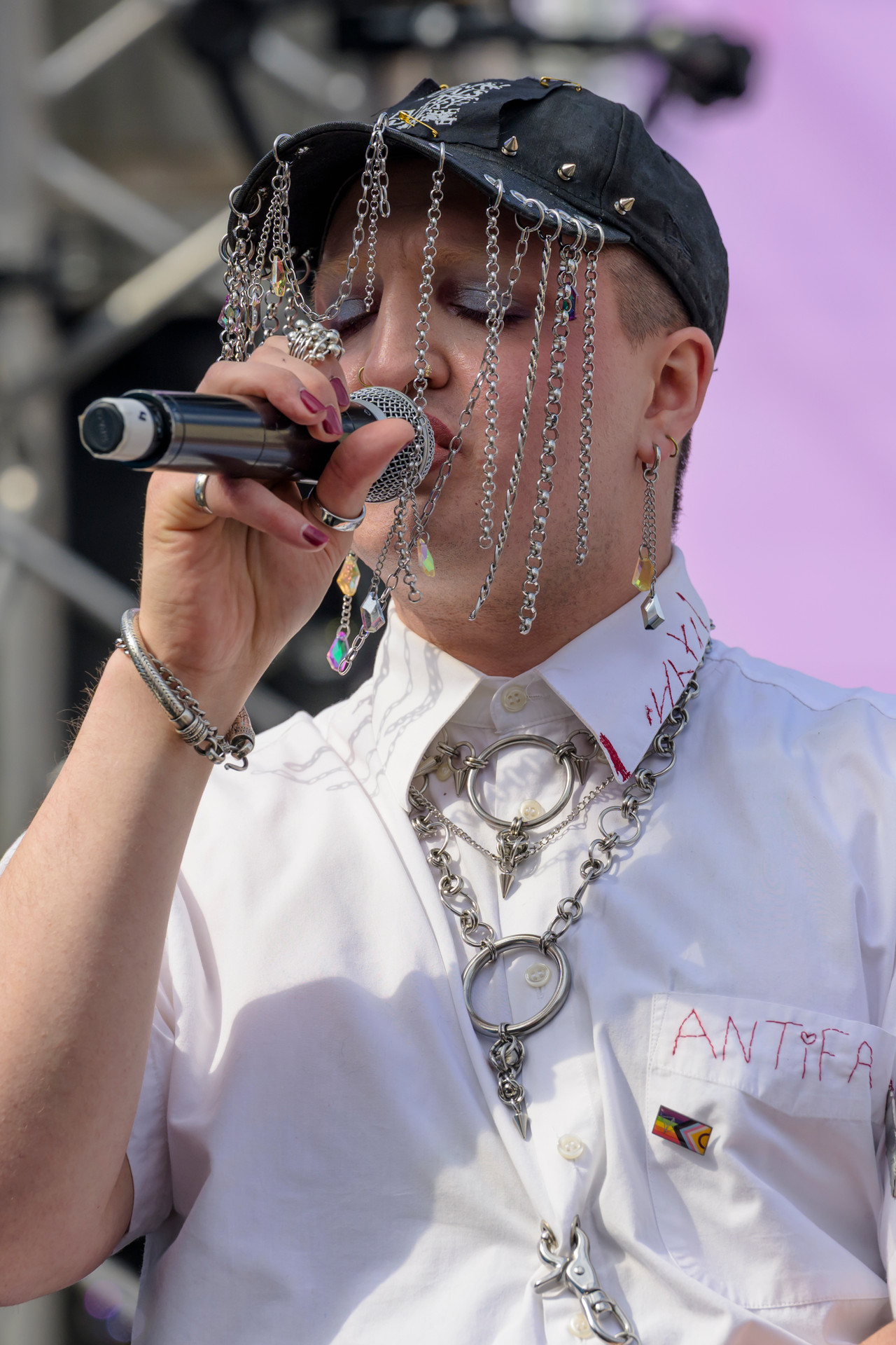 Bruxelles, 16/05/2026 - La pride fête ses 30 ans: Trente ans de luttes, de fierté et de visibilisation de la communauté LGBTQIA+. Le thème choisi pour 2026 reflète les enjeux d'un monde sous tension : When Times Get Darker, We Shine Brighter. Un message puissant et fédérateur, plus nécessaire que jamais dans un contexte international troublé où les droits de la communauté LGBTQIA+ sont constamment remis en cause.