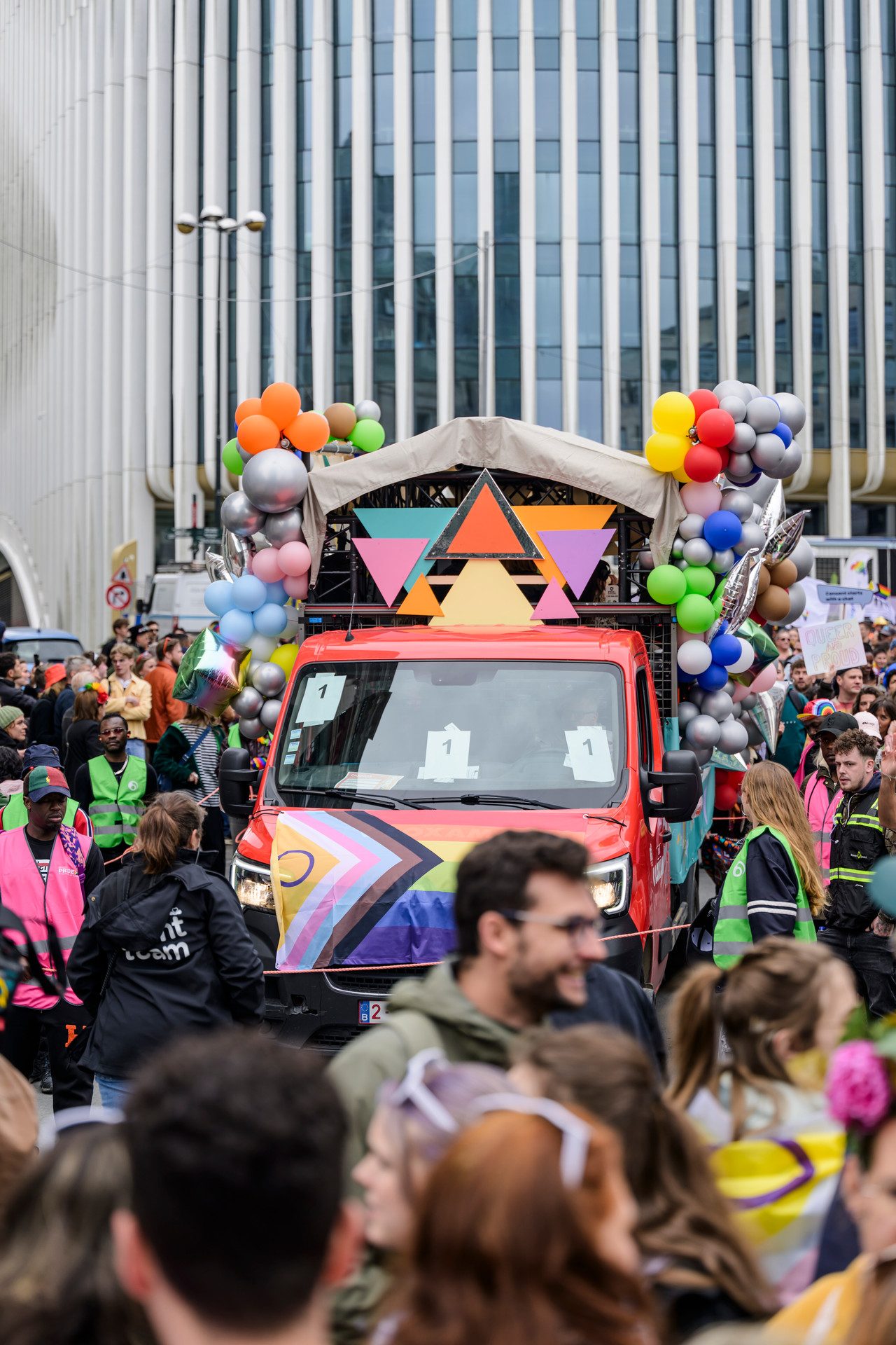Bruxelles, 16/05/2026 - La pride fête ses 30 ans: Trente ans de luttes, de fierté et de visibilisation de la communauté LGBTQIA+. Le thème choisi pour 2026 reflète les enjeux d'un monde sous tension : When Times Get Darker, We Shine Brighter. Un message puissant et fédérateur, plus nécessaire que jamais dans un contexte international troublé où les droits de la communauté LGBTQIA+ sont constamment remis en cause.