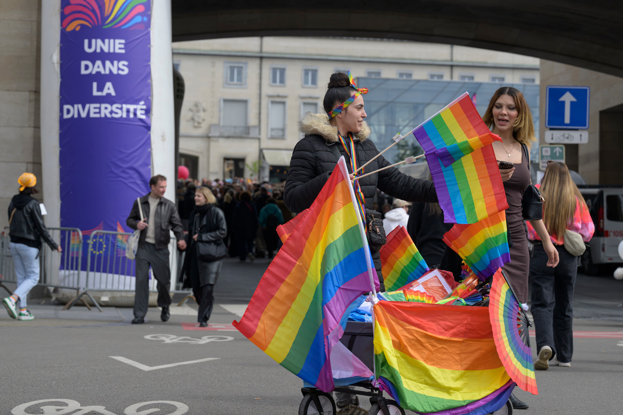 Bruxelles, 16/05/2026 - La pride fête ses 30 ans: Trente ans de luttes, de fierté et de visibilisation de la communauté LGBTQIA+. Le thème choisi pour 2026 reflète les enjeux d'un monde sous tension : When Times Get Darker, We Shine Brighter. Un message puissant et fédérateur, plus nécessaire que jamais dans un contexte international troublé où les droits de la communauté LGBTQIA+ sont constamment remis en cause.