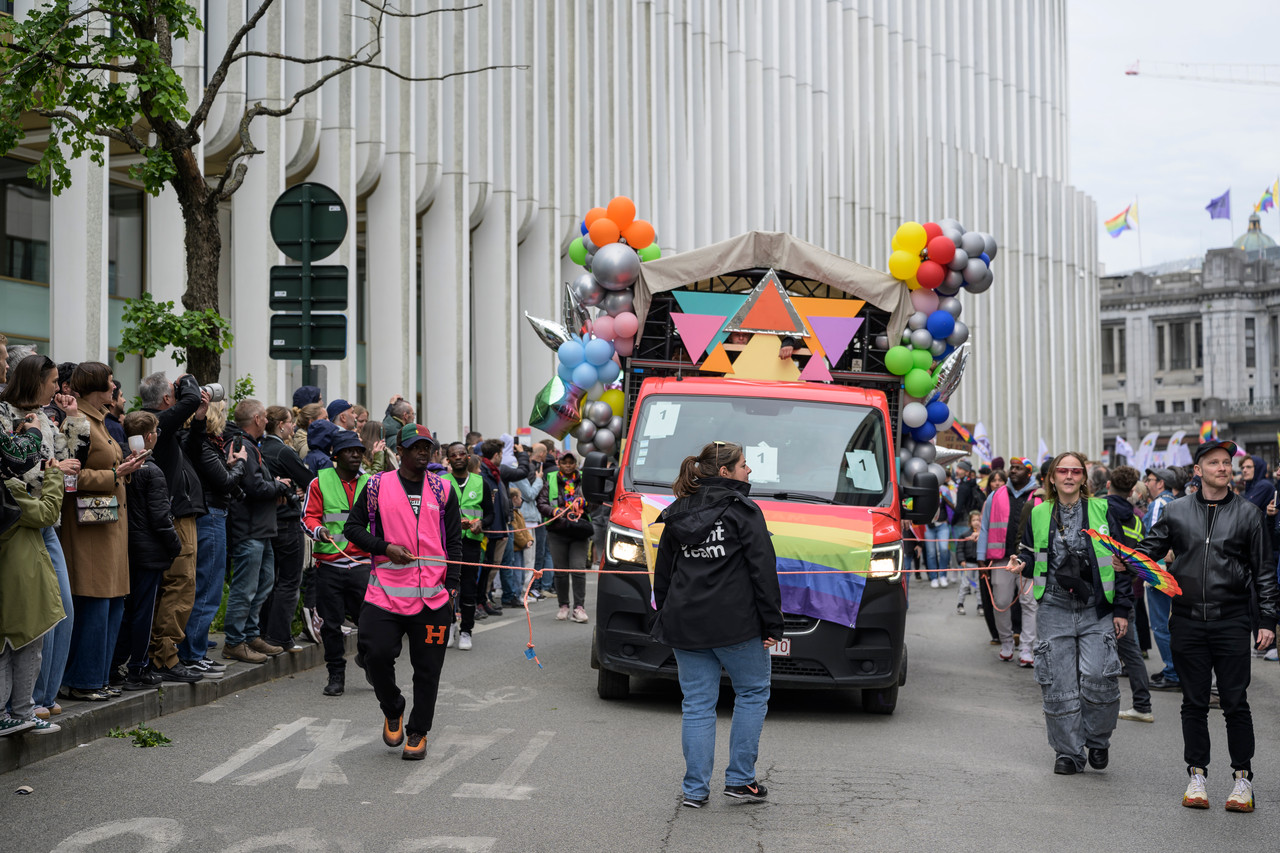 Bruxelles, 16/05/2026 - La pride fête ses 30 ans: Trente ans de luttes, de fierté et de visibilisation de la communauté LGBTQIA+. Le thème choisi pour 2026 reflète les enjeux d'un monde sous tension : When Times Get Darker, We Shine Brighter. Un message puissant et fédérateur, plus nécessaire que jamais dans un contexte international troublé où les droits de la communauté LGBTQIA+ sont constamment remis en cause.