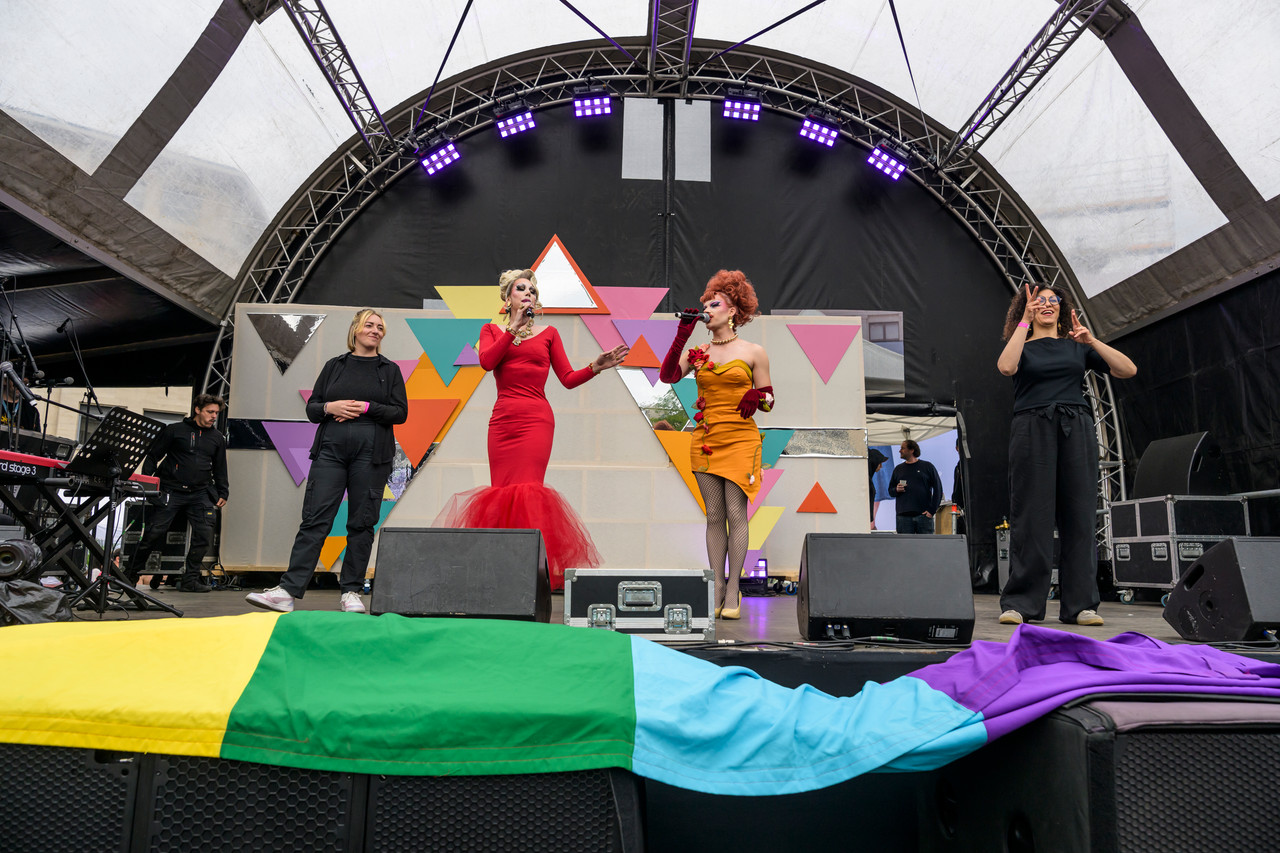 Bruxelles, 16/05/2026 - La pride fête ses 30 ans: Trente ans de luttes, de fierté et de visibilisation de la communauté LGBTQIA+. Le thème choisi pour 2026 reflète les enjeux d'un monde sous tension : When Times Get Darker, We Shine Brighter. Un message puissant et fédérateur, plus nécessaire que jamais dans un contexte international troublé où les droits de la communauté LGBTQIA+ sont constamment remis en cause.