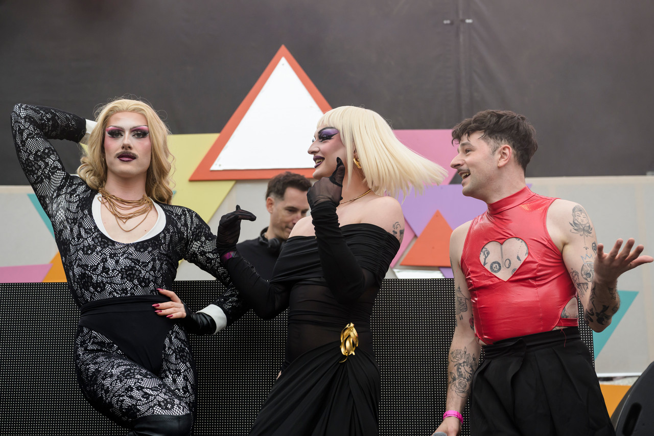 Bruxelles, 16/05/2026 - La pride fête ses 30 ans: Trente ans de luttes, de fierté et de visibilisation de la communauté LGBTQIA+. Le thème choisi pour 2026 reflète les enjeux d'un monde sous tension : When Times Get Darker, We Shine Brighter. Un message puissant et fédérateur, plus nécessaire que jamais dans un contexte international troublé où les droits de la communauté LGBTQIA+ sont constamment remis en cause.