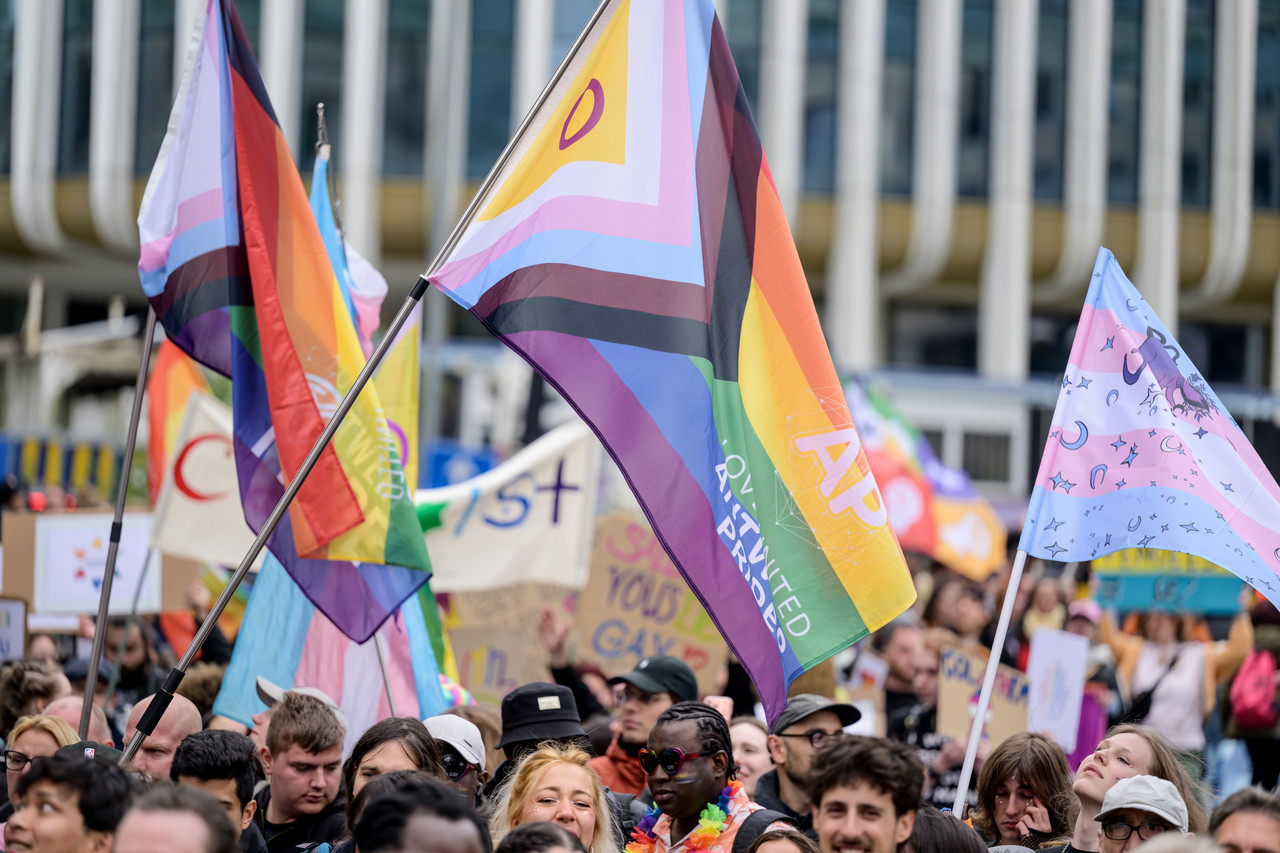 Bruxelles, 16/05/2026 - La pride fête ses 30 ans: Trente ans de luttes, de fierté et de visibilisation de la communauté LGBTQIA+. Le thème choisi pour 2026 reflète les enjeux d'un monde sous tension : When Times Get Darker, We Shine Brighter. Un message puissant et fédérateur, plus nécessaire que jamais dans un contexte international troublé où les droits de la communauté LGBTQIA+ sont constamment remis en cause.