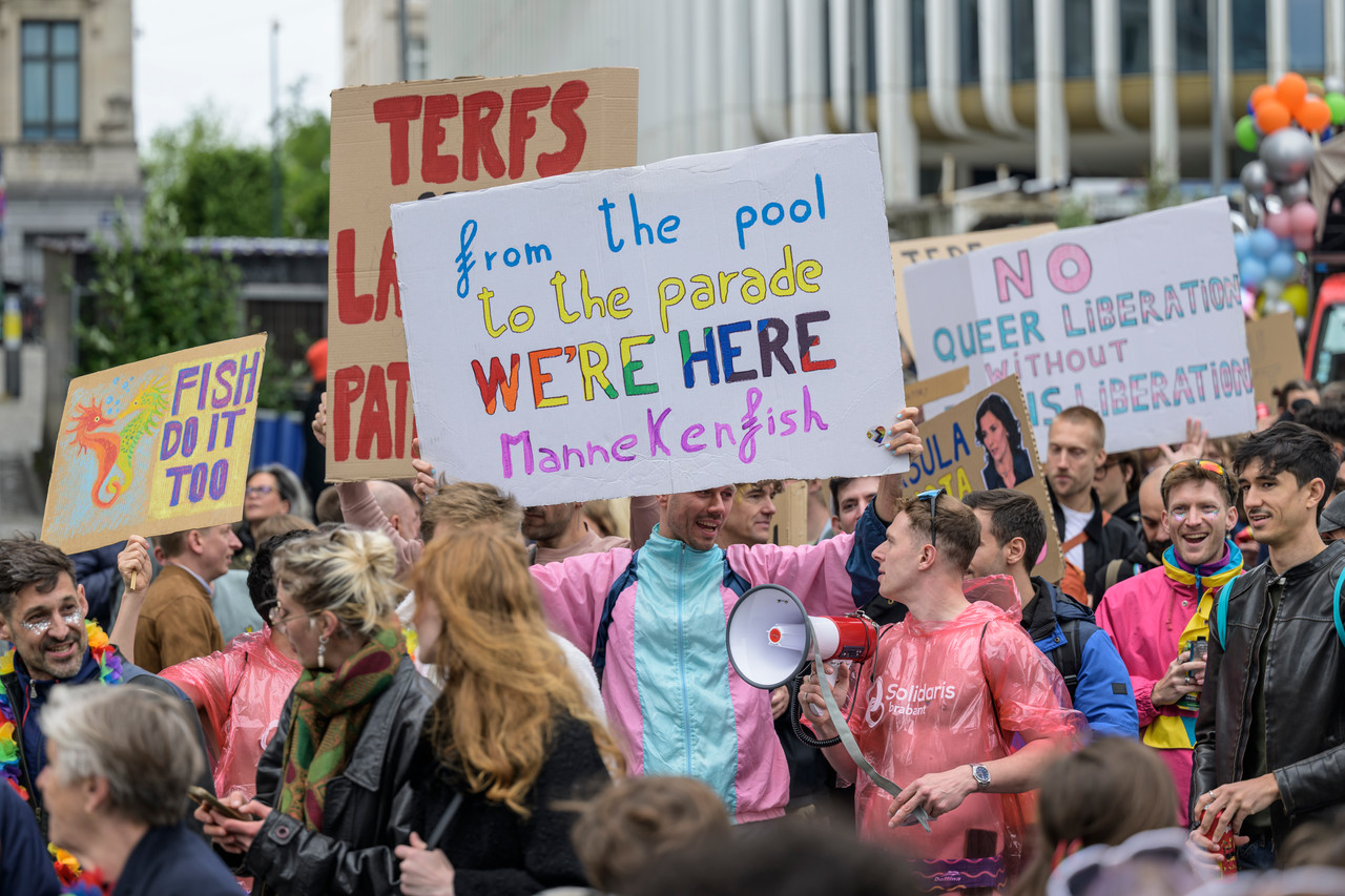 Bruxelles, 16/05/2026 - La pride fête ses 30 ans: Trente ans de luttes, de fierté et de visibilisation de la communauté LGBTQIA+. Le thème choisi pour 2026 reflète les enjeux d'un monde sous tension : When Times Get Darker, We Shine Brighter. Un message puissant et fédérateur, plus nécessaire que jamais dans un contexte international troublé où les droits de la communauté LGBTQIA+ sont constamment remis en cause.