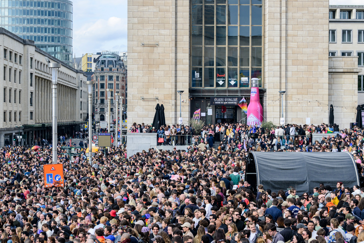 Bruxelles, 16/05/2026 - La pride fête ses 30 ans: Trente ans de luttes, de fierté et de visibilisation de la communauté LGBTQIA+. Le thème choisi pour 2026 reflète les enjeux d'un monde sous tension : When Times Get Darker, We Shine Brighter. Un message puissant et fédérateur, plus nécessaire que jamais dans un contexte international troublé où les droits de la communauté LGBTQIA+ sont constamment remis en cause.