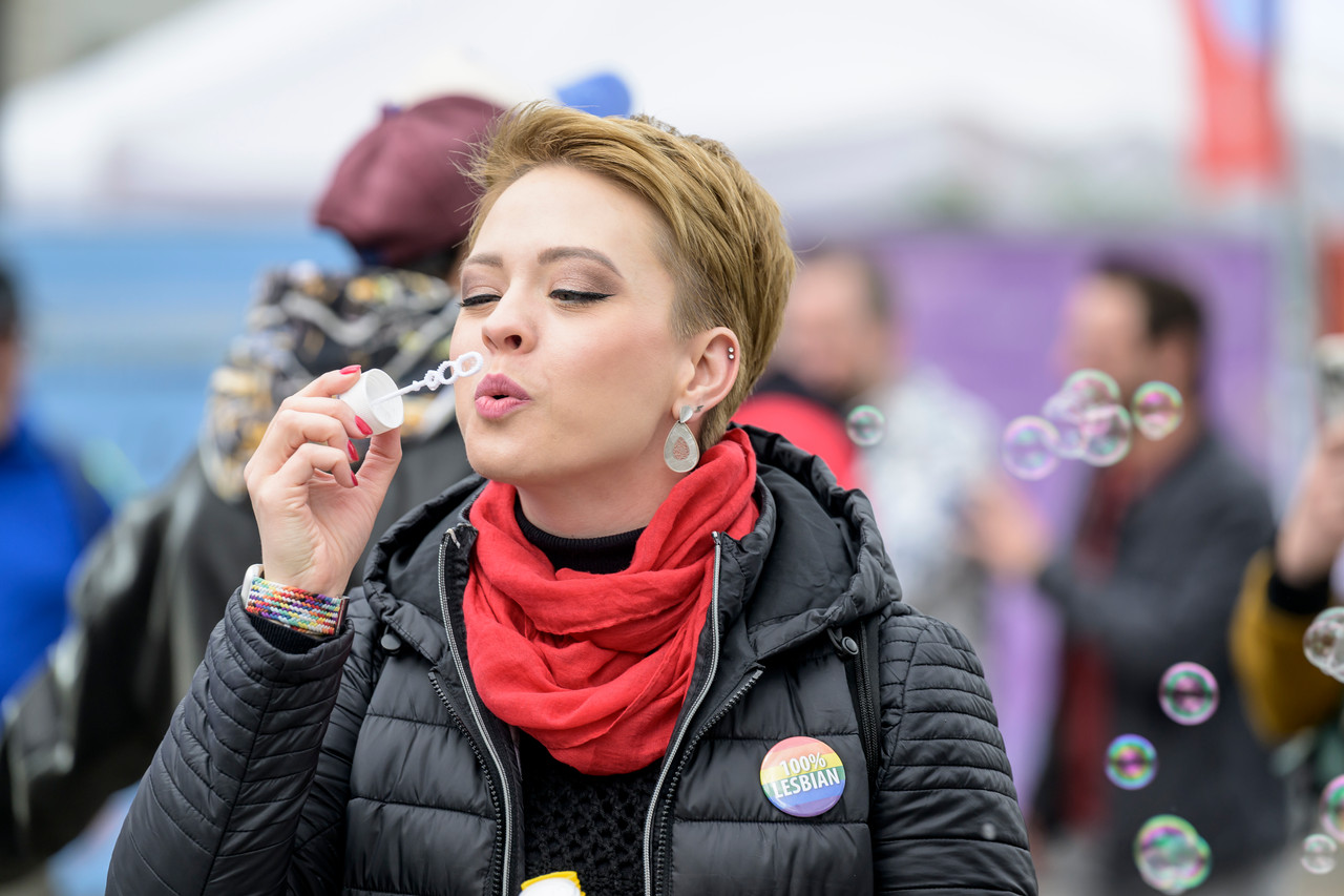 Bruxelles, 16/05/2026 - La pride fête ses 30 ans: Trente ans de luttes, de fierté et de visibilisation de la communauté LGBTQIA+. Le thème choisi pour 2026 reflète les enjeux d'un monde sous tension : When Times Get Darker, We Shine Brighter. Un message puissant et fédérateur, plus nécessaire que jamais dans un contexte international troublé où les droits de la communauté LGBTQIA+ sont constamment remis en cause.