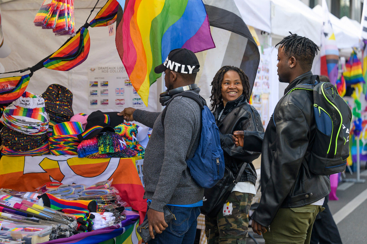 Bruxelles, 16/05/2026 - La pride fête ses 30 ans: Trente ans de luttes, de fierté et de visibilisation de la communauté LGBTQIA+. Le thème choisi pour 2026 reflète les enjeux d'un monde sous tension : When Times Get Darker, We Shine Brighter. Un message puissant et fédérateur, plus nécessaire que jamais dans un contexte international troublé où les droits de la communauté LGBTQIA+ sont constamment remis en cause.