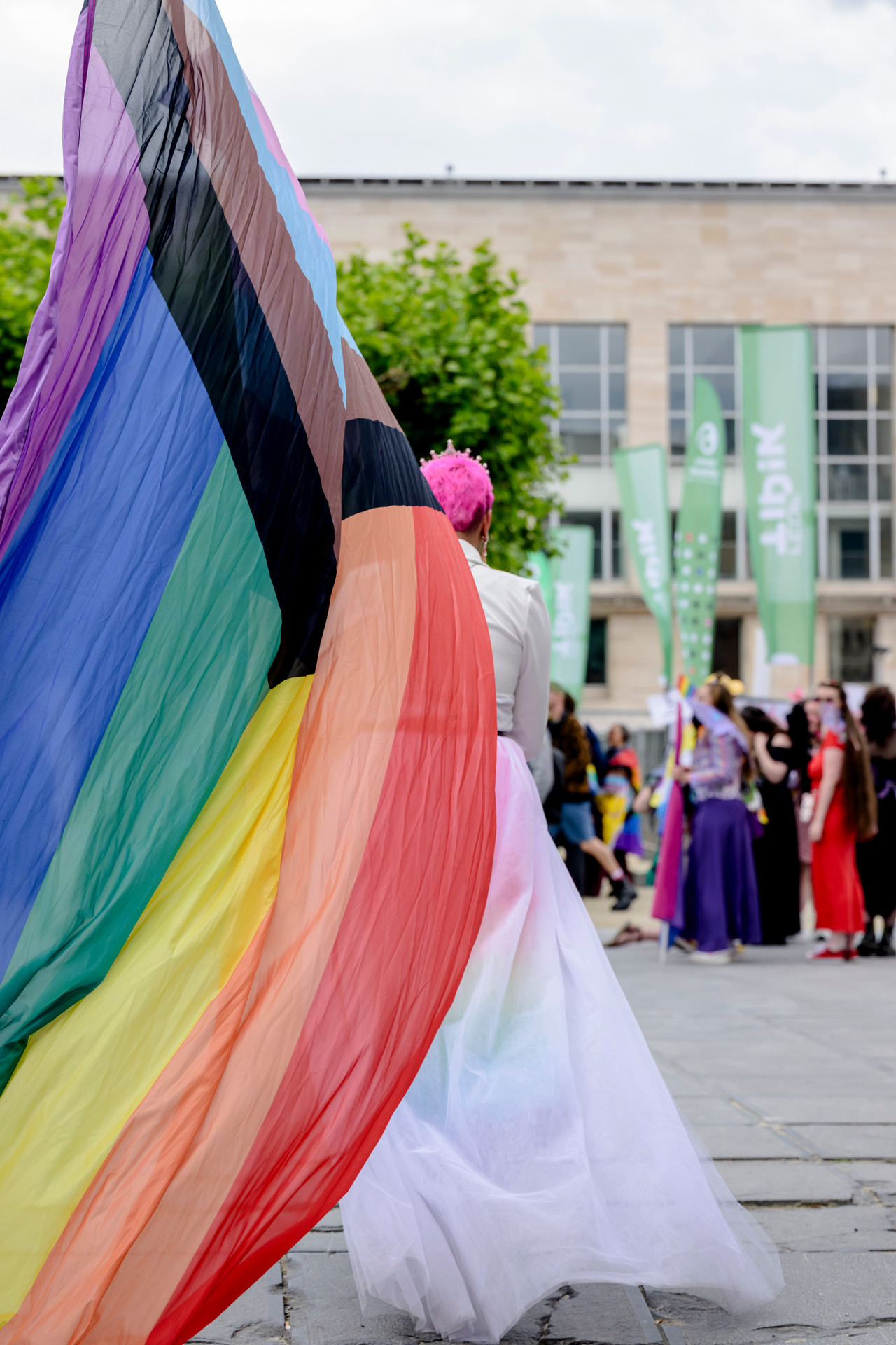 Bruxelles, 16/05/2026 - La pride fête ses 30 ans: Trente ans de luttes, de fierté et de visibilisation de la communauté LGBTQIA+. Le thème choisi pour 2026 reflète les enjeux d'un monde sous tension : When Times Get Darker, We Shine Brighter. Un message puissant et fédérateur, plus nécessaire que jamais dans un contexte international troublé où les droits de la communauté LGBTQIA+ sont constamment remis en cause.