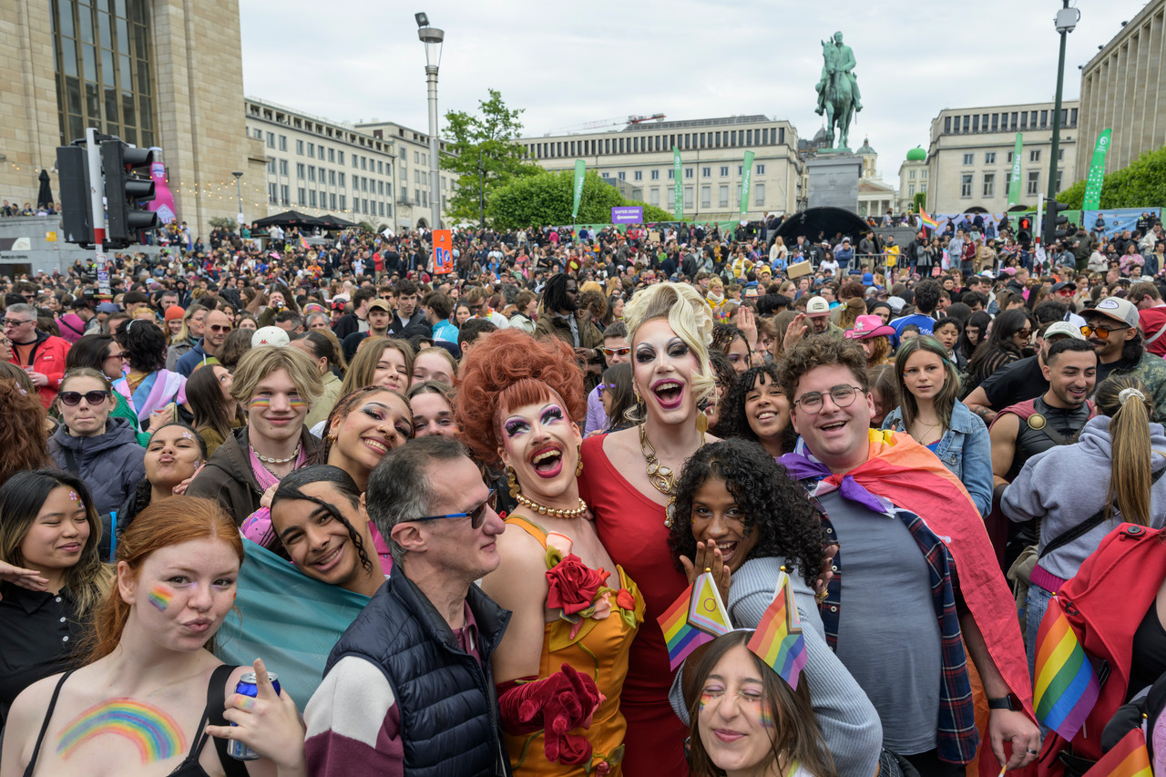 Bruxelles, 16/05/2026 - La pride fête ses 30 ans: Trente ans de luttes, de fierté et de visibilisation de la communauté LGBTQIA+. Le thème choisi pour 2026 reflète les enjeux d'un monde sous tension : When Times Get Darker, We Shine Brighter. Un message puissant et fédérateur, plus nécessaire que jamais dans un contexte international troublé où les droits de la communauté LGBTQIA+ sont constamment remis en cause.
