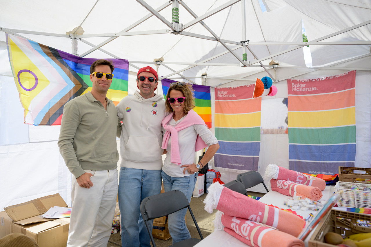Bruxelles, 16/05/2026 - La pride fête ses 30 ans: Trente ans de luttes, de fierté et de visibilisation de la communauté LGBTQIA+. Le thème choisi pour 2026 reflète les enjeux d'un monde sous tension : When Times Get Darker, We Shine Brighter. Un message puissant et fédérateur, plus nécessaire que jamais dans un contexte international troublé où les droits de la communauté LGBTQIA+ sont constamment remis en cause.