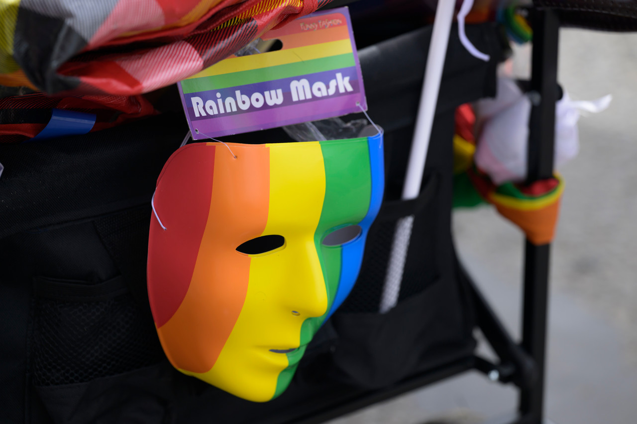 Bruxelles, 16/05/2026 - La pride fête ses 30 ans: Trente ans de luttes, de fierté et de visibilisation de la communauté LGBTQIA+. Le thème choisi pour 2026 reflète les enjeux d'un monde sous tension : When Times Get Darker, We Shine Brighter. Un message puissant et fédérateur, plus nécessaire que jamais dans un contexte international troublé où les droits de la communauté LGBTQIA+ sont constamment remis en cause.