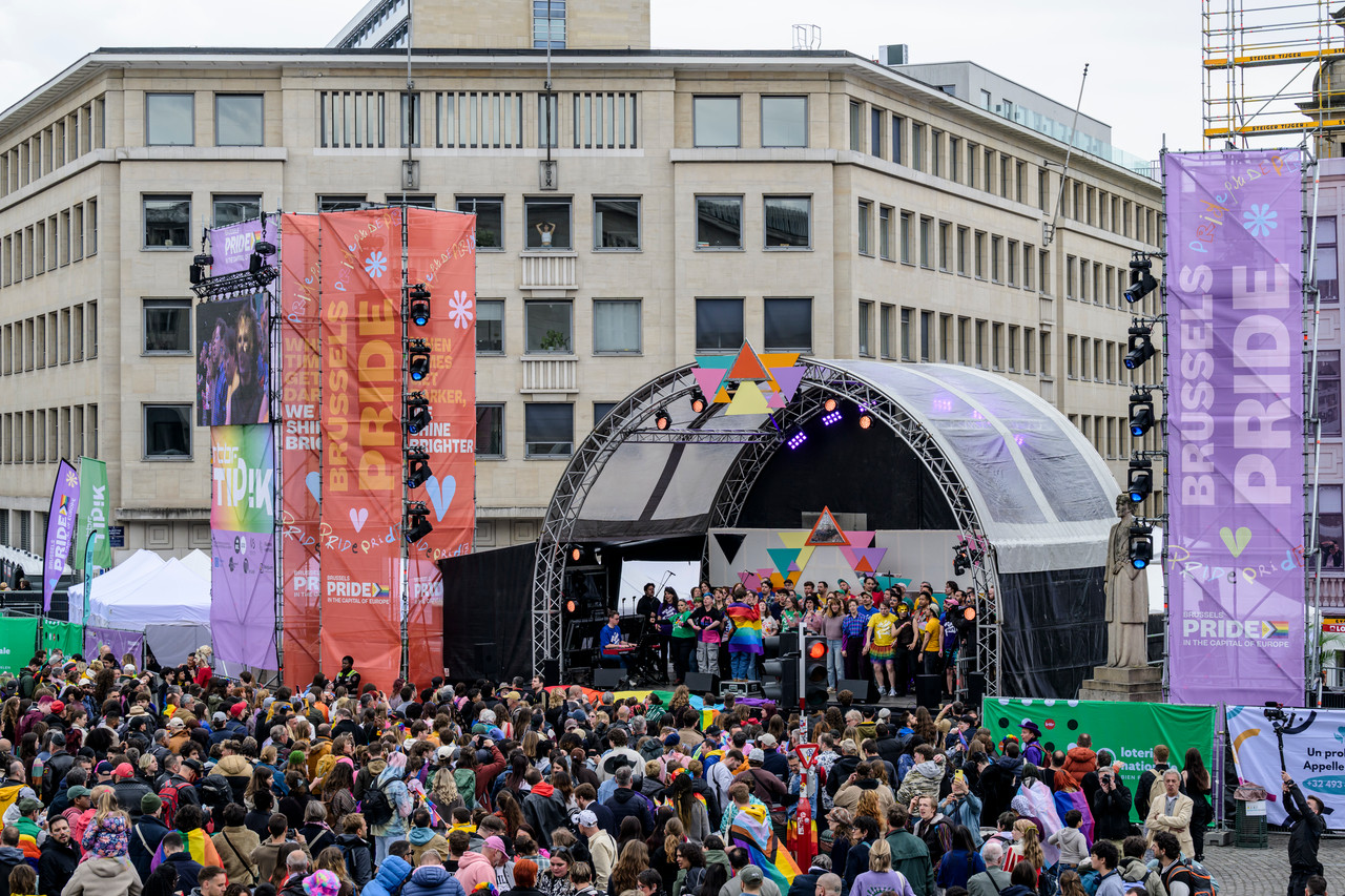 Bruxelles, 16/05/2026 - La pride fête ses 30 ans: Trente ans de luttes, de fierté et de visibilisation de la communauté LGBTQIA+. Le thème choisi pour 2026 reflète les enjeux d'un monde sous tension : When Times Get Darker, We Shine Brighter. Un message puissant et fédérateur, plus nécessaire que jamais dans un contexte international troublé où les droits de la communauté LGBTQIA+ sont constamment remis en cause.
