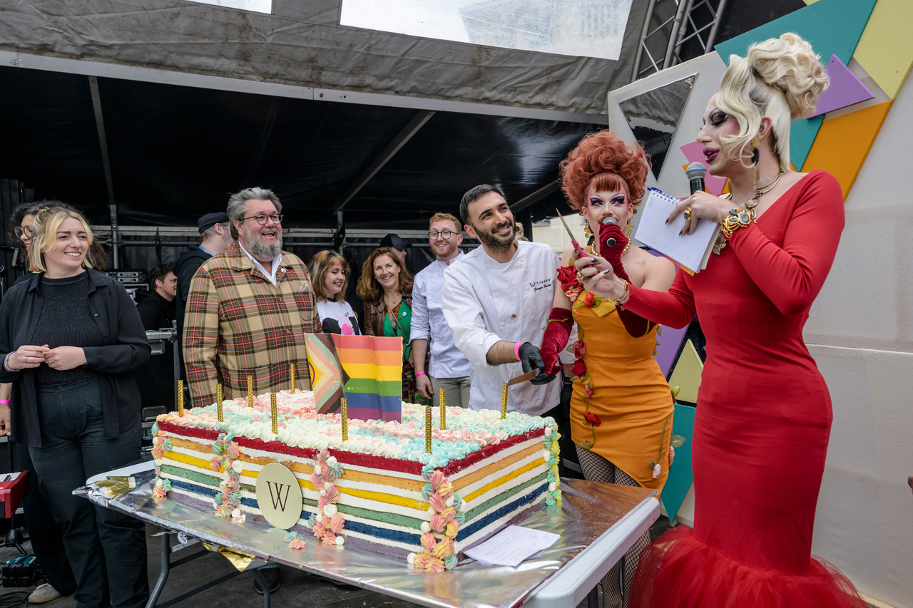 Bruxelles, 16/05/2026 - La pride fête ses 30 ans: Trente ans de luttes, de fierté et de visibilisation de la communauté LGBTQIA+. Le thème choisi pour 2026 reflète les enjeux d'un monde sous tension : When Times Get Darker, We Shine Brighter. Un message puissant et fédérateur, plus nécessaire que jamais dans un contexte international troublé où les droits de la communauté LGBTQIA+ sont constamment remis en cause.
