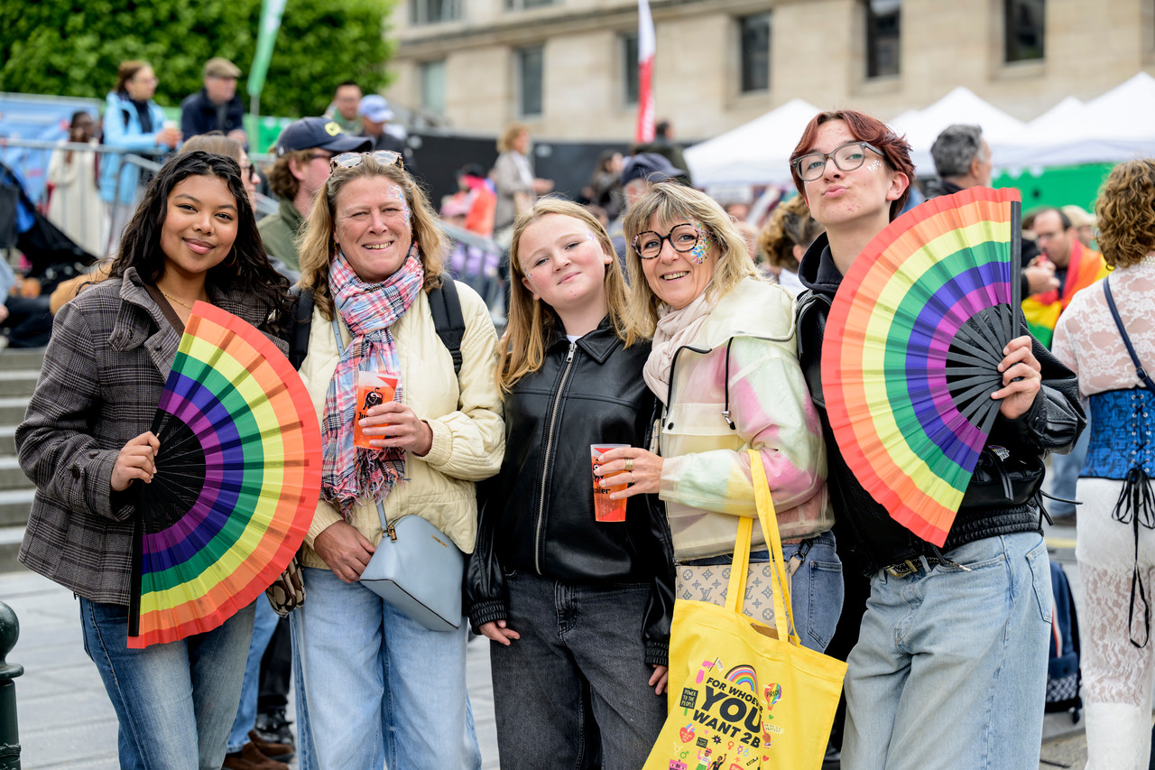 Bruxelles, 16/05/2026 - La pride fête ses 30 ans: Trente ans de luttes, de fierté et de visibilisation de la communauté LGBTQIA+. Le thème choisi pour 2026 reflète les enjeux d'un monde sous tension : When Times Get Darker, We Shine Brighter. Un message puissant et fédérateur, plus nécessaire que jamais dans un contexte international troublé où les droits de la communauté LGBTQIA+ sont constamment remis en cause.