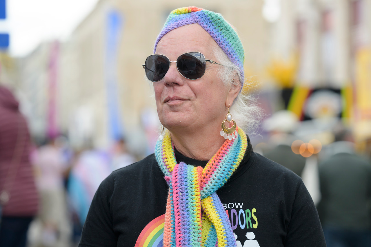 Bruxelles, 16/05/2026 - La pride fête ses 30 ans: Trente ans de luttes, de fierté et de visibilisation de la communauté LGBTQIA+. Le thème choisi pour 2026 reflète les enjeux d'un monde sous tension : When Times Get Darker, We Shine Brighter. Un message puissant et fédérateur, plus nécessaire que jamais dans un contexte international troublé où les droits de la communauté LGBTQIA+ sont constamment remis en cause.