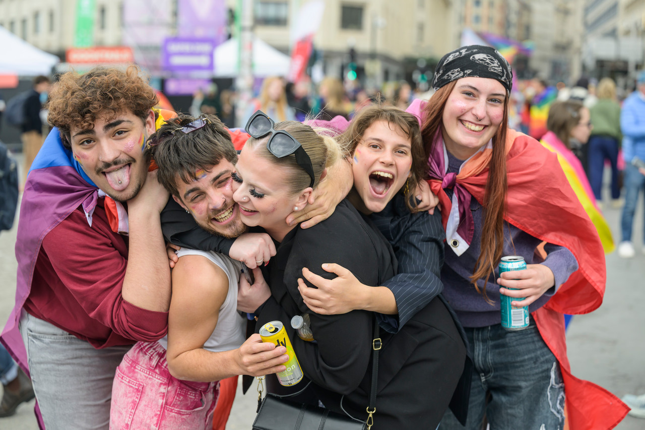 Bruxelles, 16/05/2026 - La pride fête ses 30 ans: Trente ans de luttes, de fierté et de visibilisation de la communauté LGBTQIA+. Le thème choisi pour 2026 reflète les enjeux d'un monde sous tension : When Times Get Darker, We Shine Brighter. Un message puissant et fédérateur, plus nécessaire que jamais dans un contexte international troublé où les droits de la communauté LGBTQIA+ sont constamment remis en cause.