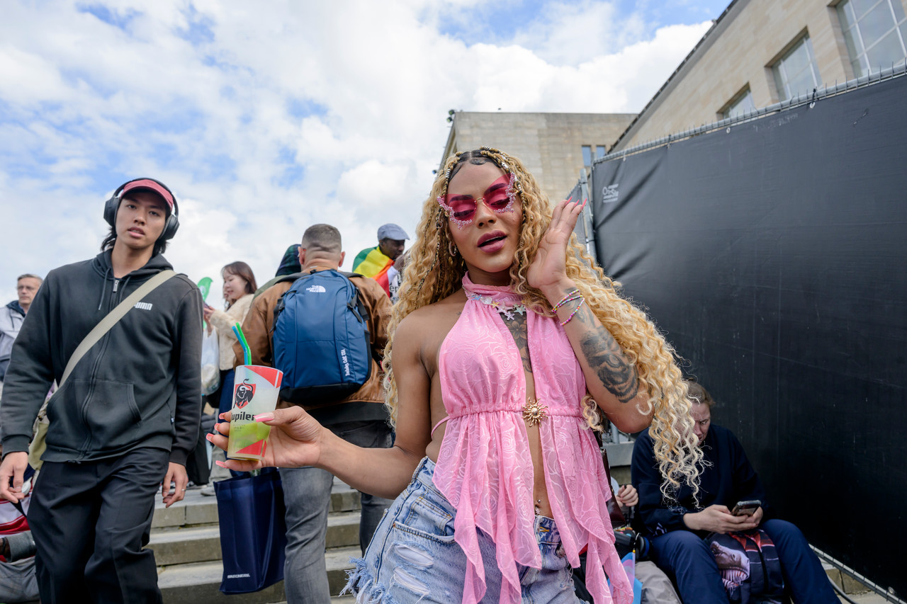 Bruxelles, 16/05/2026 - La pride fête ses 30 ans: Trente ans de luttes, de fierté et de visibilisation de la communauté LGBTQIA+. Le thème choisi pour 2026 reflète les enjeux d'un monde sous tension : When Times Get Darker, We Shine Brighter. Un message puissant et fédérateur, plus nécessaire que jamais dans un contexte international troublé où les droits de la communauté LGBTQIA+ sont constamment remis en cause.