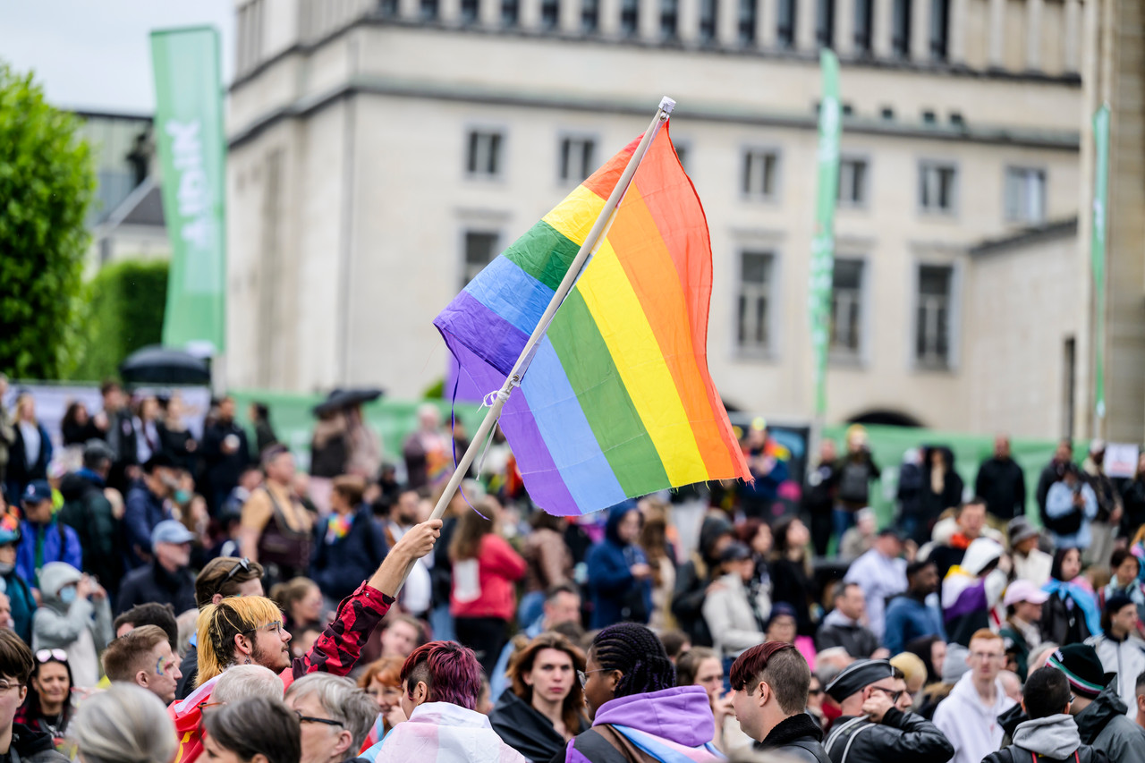 Bruxelles, 16/05/2026 - La pride fête ses 30 ans: Trente ans de luttes, de fierté et de visibilisation de la communauté LGBTQIA+. Le thème choisi pour 2026 reflète les enjeux d'un monde sous tension : When Times Get Darker, We Shine Brighter. Un message puissant et fédérateur, plus nécessaire que jamais dans un contexte international troublé où les droits de la communauté LGBTQIA+ sont constamment remis en cause.