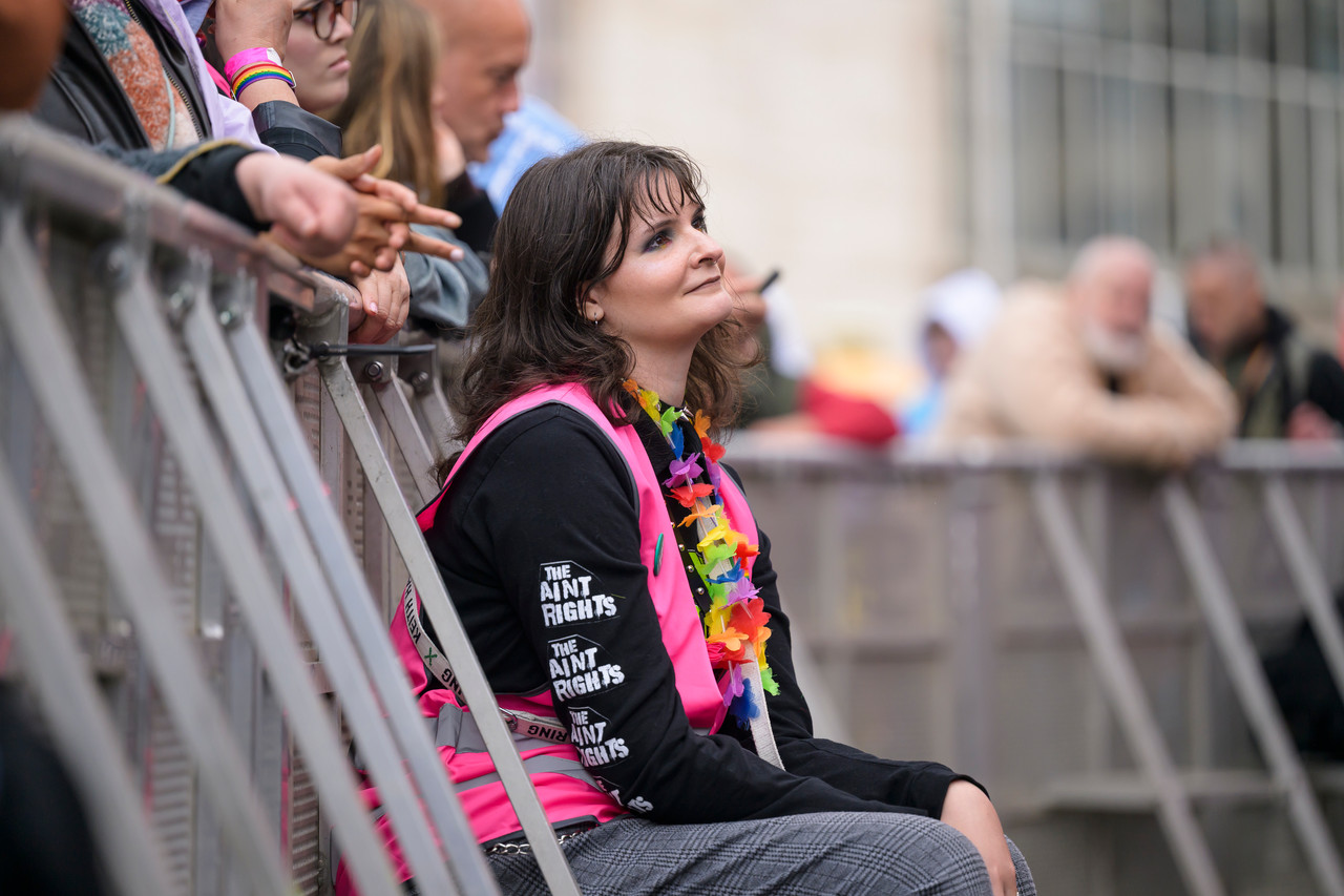 Bruxelles, 16/05/2026 - La pride fête ses 30 ans: Trente ans de luttes, de fierté et de visibilisation de la communauté LGBTQIA+. Le thème choisi pour 2026 reflète les enjeux d'un monde sous tension : When Times Get Darker, We Shine Brighter. Un message puissant et fédérateur, plus nécessaire que jamais dans un contexte international troublé où les droits de la communauté LGBTQIA+ sont constamment remis en cause.