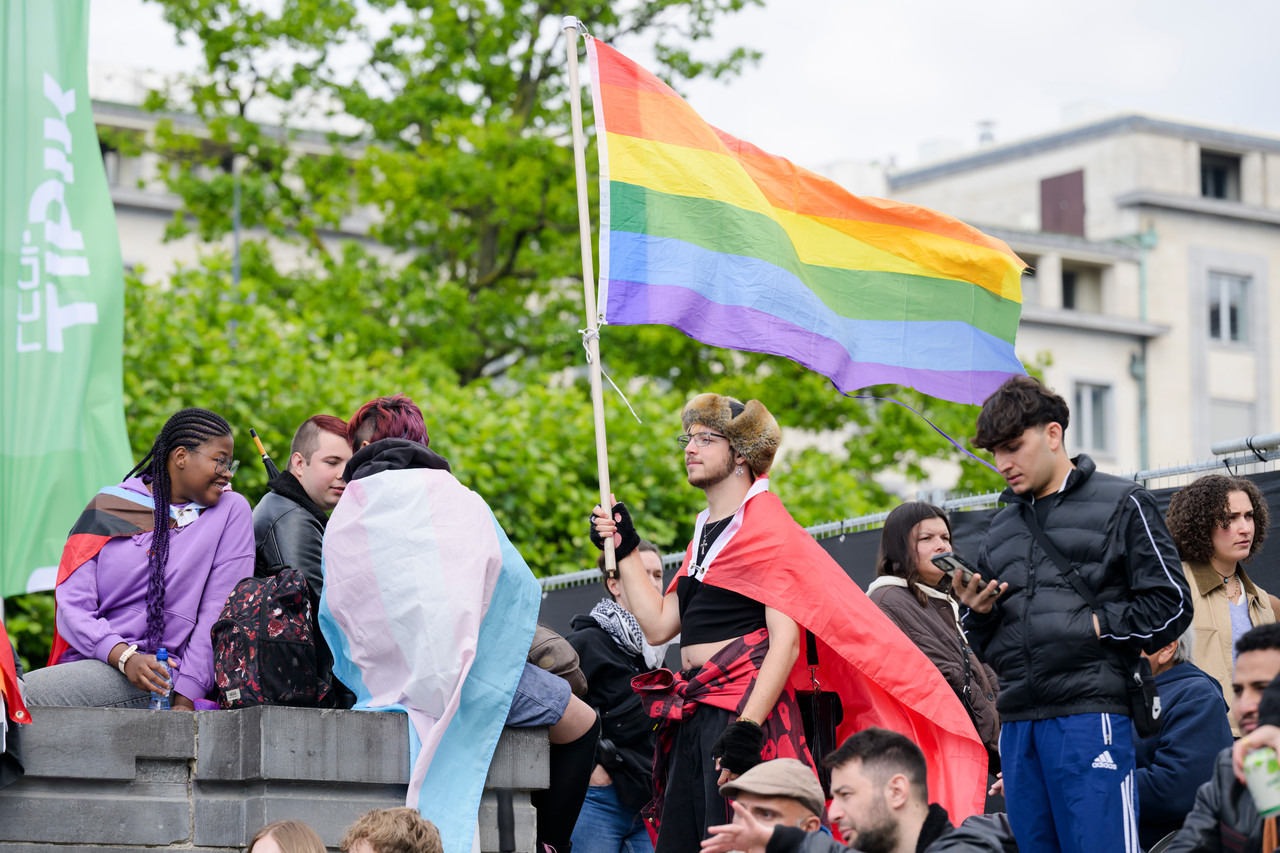 Bruxelles, 16/05/2026 - La pride fête ses 30 ans: Trente ans de luttes, de fierté et de visibilisation de la communauté LGBTQIA+. Le thème choisi pour 2026 reflète les enjeux d'un monde sous tension : When Times Get Darker, We Shine Brighter. Un message puissant et fédérateur, plus nécessaire que jamais dans un contexte international troublé où les droits de la communauté LGBTQIA+ sont constamment remis en cause.