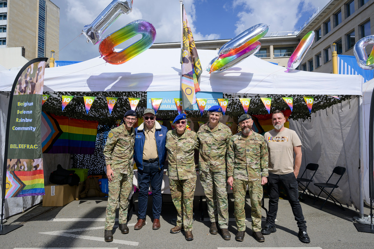 Bruxelles, 16/05/2026 - La pride fête ses 30 ans: Trente ans de luttes, de fierté et de visibilisation de la communauté LGBTQIA+. Le thème choisi pour 2026 reflète les enjeux d'un monde sous tension : When Times Get Darker, We Shine Brighter. Un message puissant et fédérateur, plus nécessaire que jamais dans un contexte international troublé où les droits de la communauté LGBTQIA+ sont constamment remis en cause.