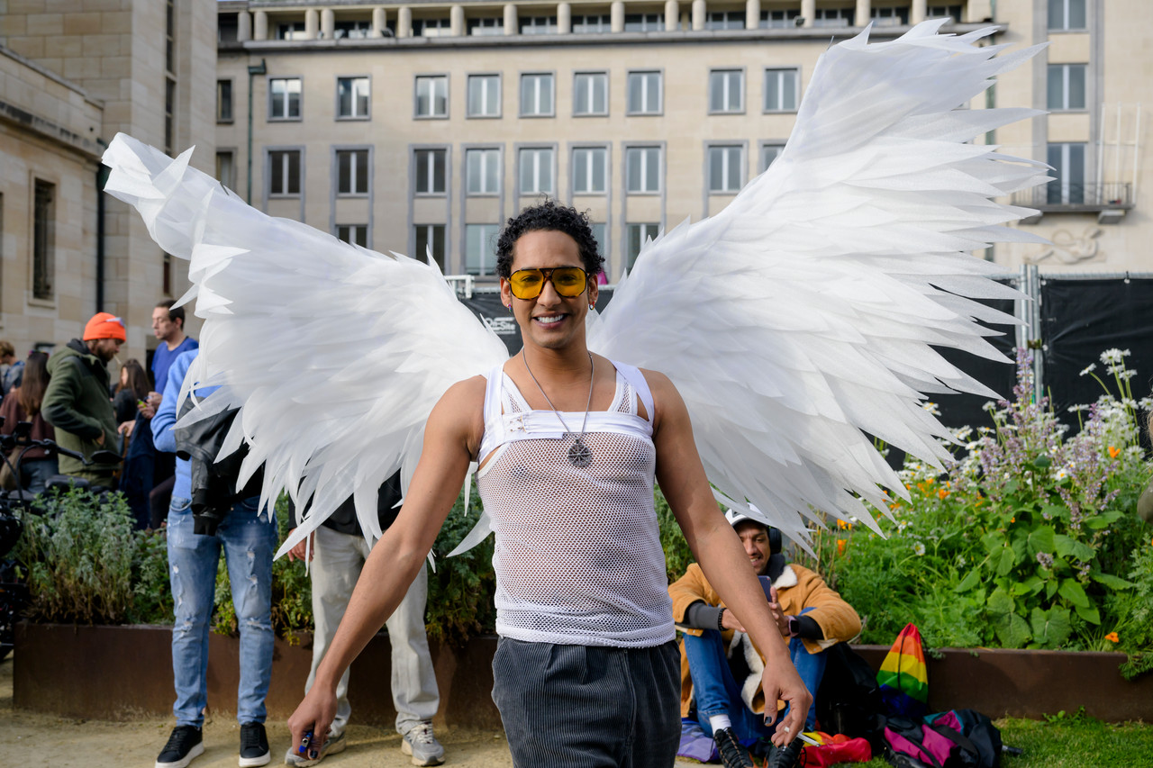 Bruxelles, 16/05/2026 - La pride fête ses 30 ans: Trente ans de luttes, de fierté et de visibilisation de la communauté LGBTQIA+. Le thème choisi pour 2026 reflète les enjeux d'un monde sous tension : When Times Get Darker, We Shine Brighter. Un message puissant et fédérateur, plus nécessaire que jamais dans un contexte international troublé où les droits de la communauté LGBTQIA+ sont constamment remis en cause.