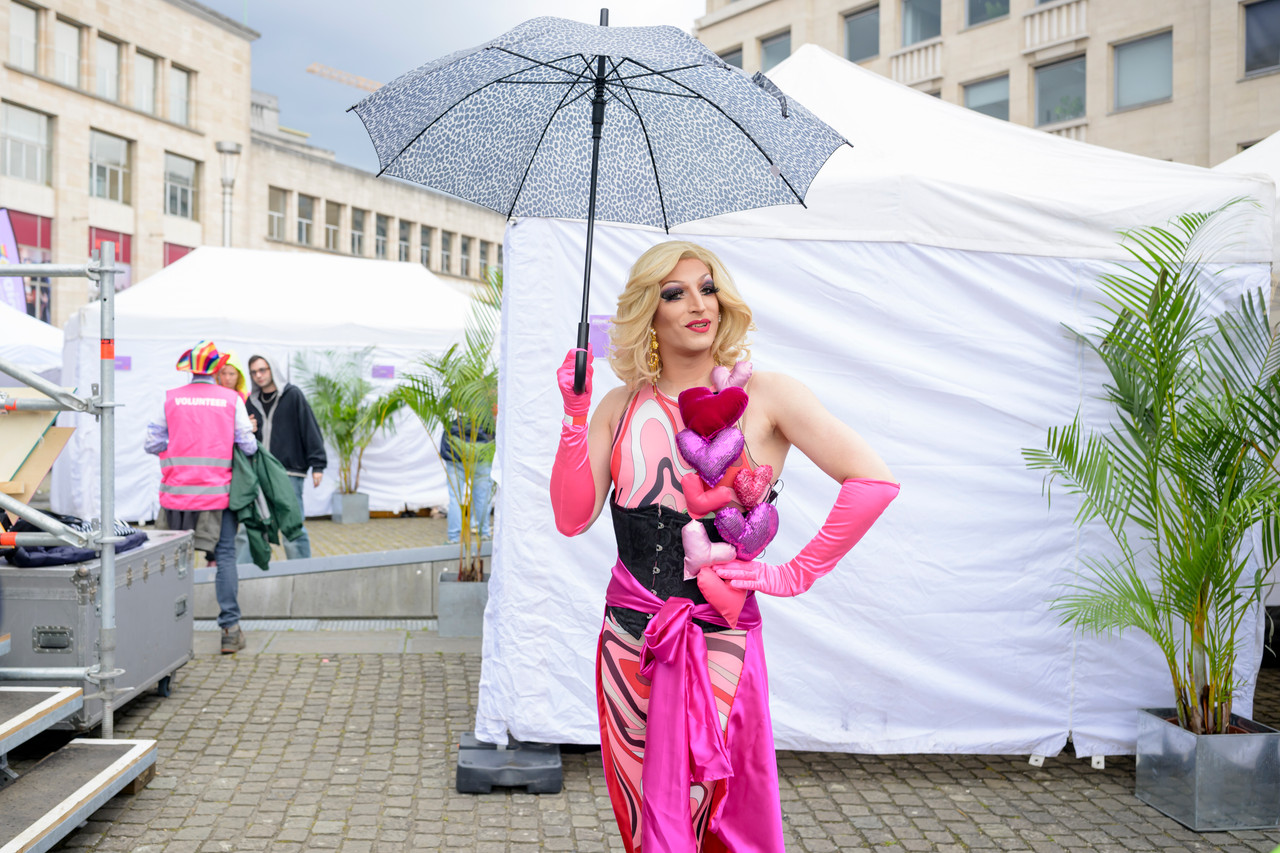 Bruxelles, 16/05/2026 - La pride fête ses 30 ans: Trente ans de luttes, de fierté et de visibilisation de la communauté LGBTQIA+. Le thème choisi pour 2026 reflète les enjeux d'un monde sous tension : When Times Get Darker, We Shine Brighter. Un message puissant et fédérateur, plus nécessaire que jamais dans un contexte international troublé où les droits de la communauté LGBTQIA+ sont constamment remis en cause.