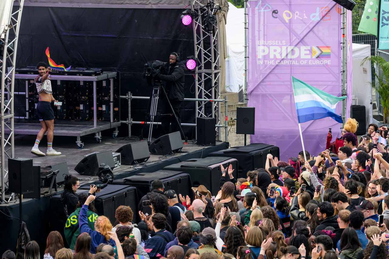 Bruxelles, 16/05/2026 - La pride fête ses 30 ans: Trente ans de luttes, de fierté et de visibilisation de la communauté LGBTQIA+. Le thème choisi pour 2026 reflète les enjeux d'un monde sous tension : When Times Get Darker, We Shine Brighter. Un message puissant et fédérateur, plus nécessaire que jamais dans un contexte international troublé où les droits de la communauté LGBTQIA+ sont constamment remis en cause.