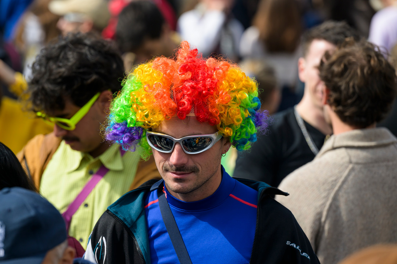Bruxelles, 16/05/2026 - La pride fête ses 30 ans: Trente ans de luttes, de fierté et de visibilisation de la communauté LGBTQIA+. Le thème choisi pour 2026 reflète les enjeux d'un monde sous tension : When Times Get Darker, We Shine Brighter. Un message puissant et fédérateur, plus nécessaire que jamais dans un contexte international troublé où les droits de la communauté LGBTQIA+ sont constamment remis en cause.
