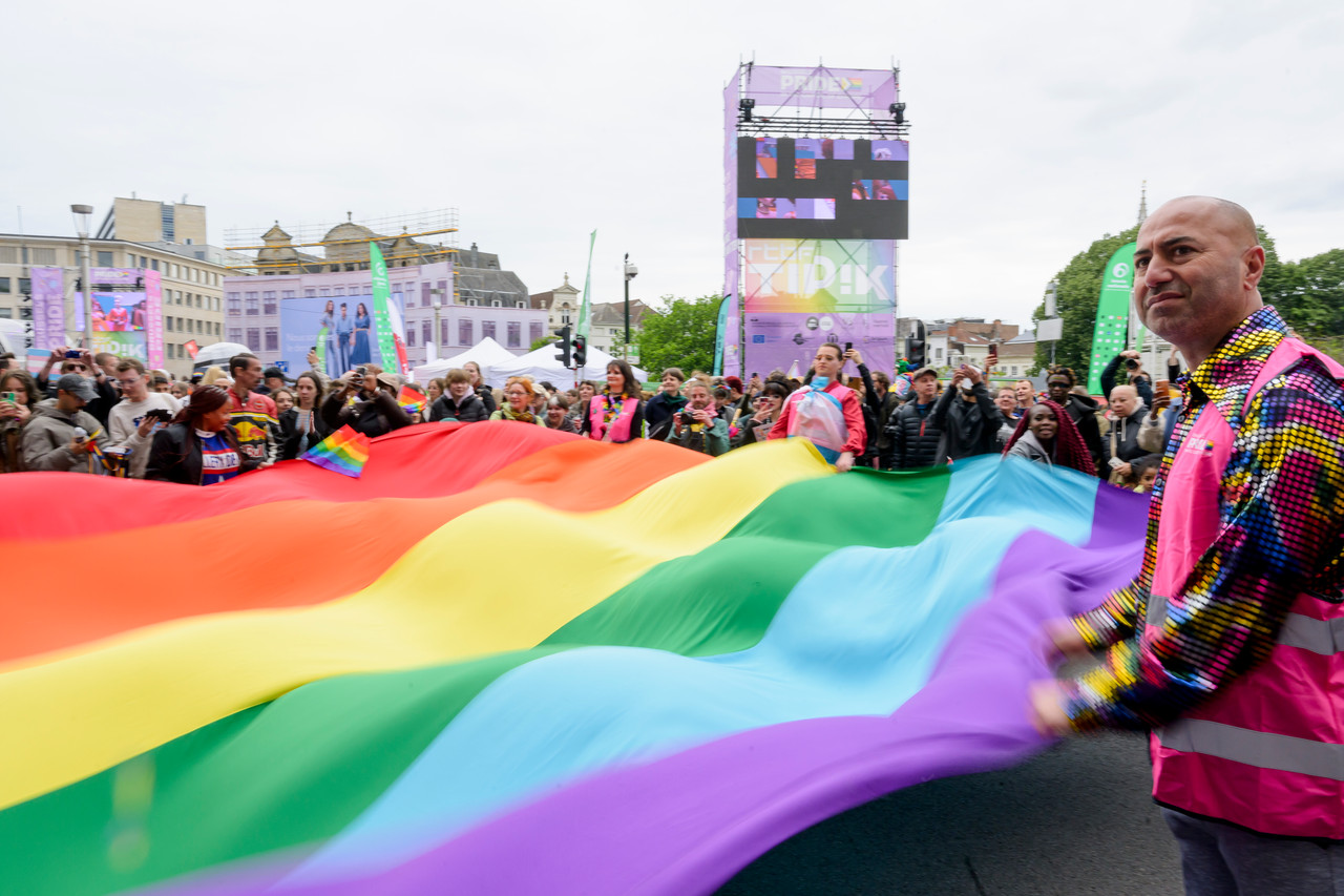 Bruxelles, 16/05/2026 - La pride fête ses 30 ans: Trente ans de luttes, de fierté et de visibilisation de la communauté LGBTQIA+. Le thème choisi pour 2026 reflète les enjeux d'un monde sous tension : When Times Get Darker, We Shine Brighter. Un message puissant et fédérateur, plus nécessaire que jamais dans un contexte international troublé où les droits de la communauté LGBTQIA+ sont constamment remis en cause.