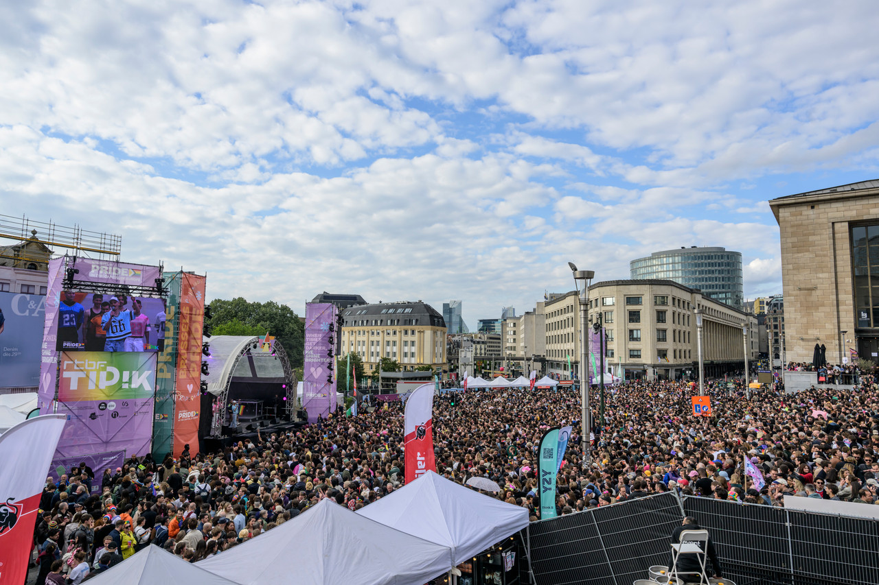 Bruxelles, 16/05/2026 - La pride fête ses 30 ans: Trente ans de luttes, de fierté et de visibilisation de la communauté LGBTQIA+. Le thème choisi pour 2026 reflète les enjeux d'un monde sous tension : When Times Get Darker, We Shine Brighter. Un message puissant et fédérateur, plus nécessaire que jamais dans un contexte international troublé où les droits de la communauté LGBTQIA+ sont constamment remis en cause.
