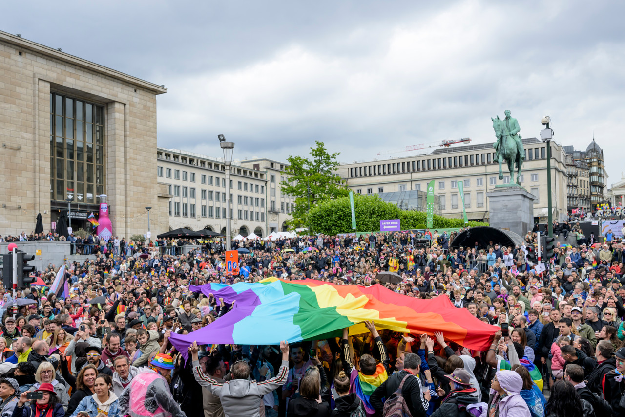 Bruxelles, 16/05/2026 - La pride fête ses 30 ans: Trente ans de luttes, de fierté et de visibilisation de la communauté LGBTQIA+. Le thème choisi pour 2026 reflète les enjeux d'un monde sous tension : When Times Get Darker, We Shine Brighter. Un message puissant et fédérateur, plus nécessaire que jamais dans un contexte international troublé où les droits de la communauté LGBTQIA+ sont constamment remis en cause.