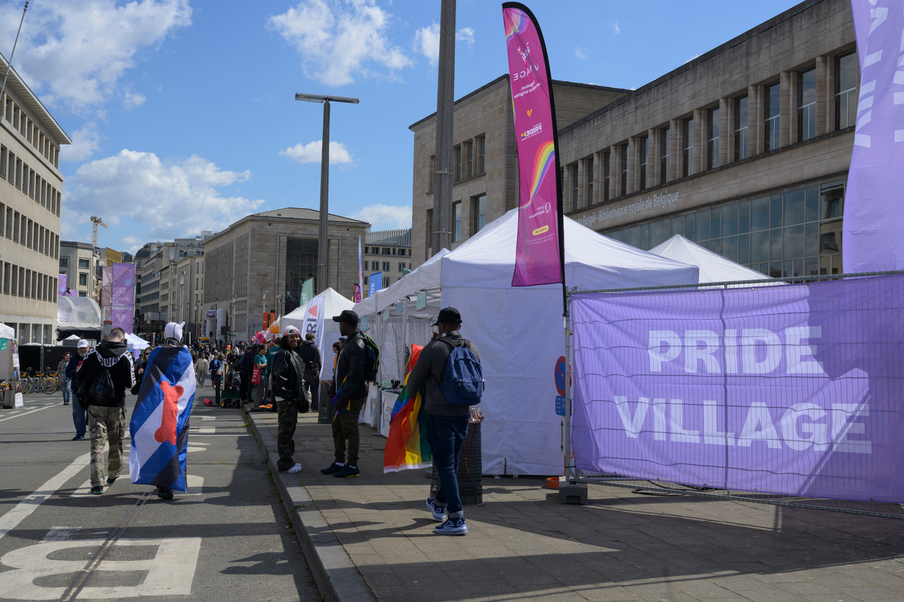 Bruxelles, 16/05/2026 - La pride fête ses 30 ans: Trente ans de luttes, de fierté et de visibilisation de la communauté LGBTQIA+. Le thème choisi pour 2026 reflète les enjeux d'un monde sous tension : When Times Get Darker, We Shine Brighter. Un message puissant et fédérateur, plus nécessaire que jamais dans un contexte international troublé où les droits de la communauté LGBTQIA+ sont constamment remis en cause.