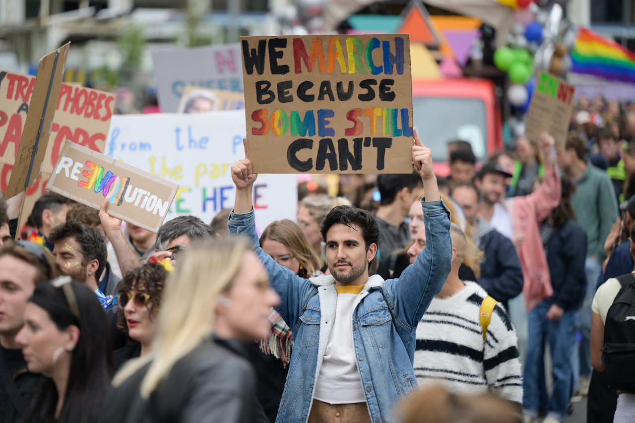 Bruxelles, 16/05/2026 - La pride fête ses 30 ans: Trente ans de luttes, de fierté et de visibilisation de la communauté LGBTQIA+. Le thème choisi pour 2026 reflète les enjeux d'un monde sous tension : When Times Get Darker, We Shine Brighter. Un message puissant et fédérateur, plus nécessaire que jamais dans un contexte international troublé où les droits de la communauté LGBTQIA+ sont constamment remis en cause.