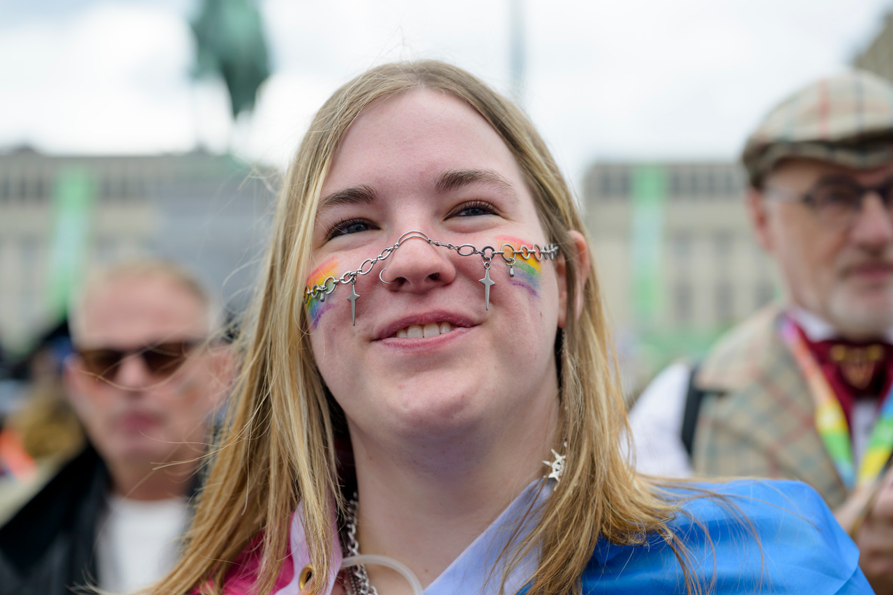 Bruxelles, 16/05/2026 - La pride fête ses 30 ans: Trente ans de luttes, de fierté et de visibilisation de la communauté LGBTQIA+. Le thème choisi pour 2026 reflète les enjeux d'un monde sous tension : When Times Get Darker, We Shine Brighter. Un message puissant et fédérateur, plus nécessaire que jamais dans un contexte international troublé où les droits de la communauté LGBTQIA+ sont constamment remis en cause.