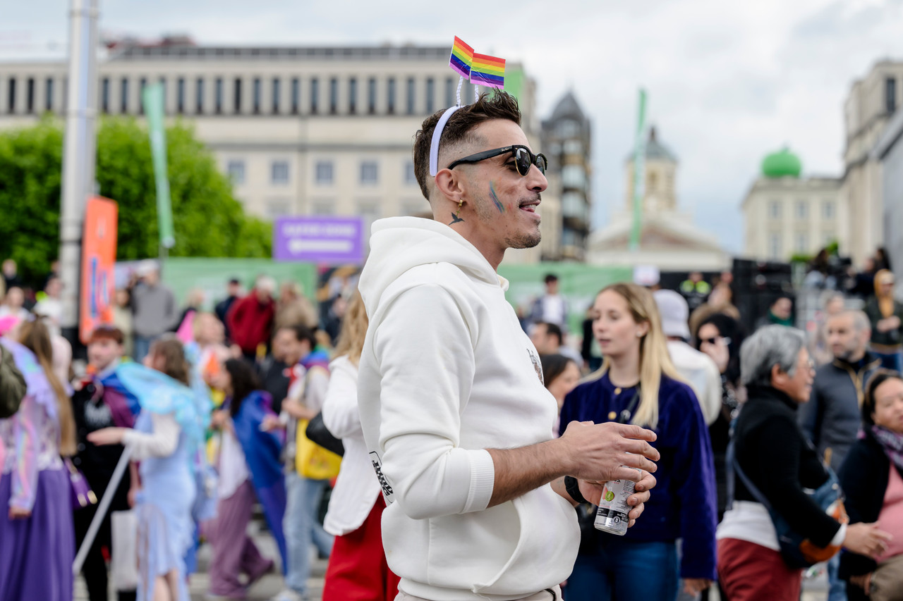 Bruxelles, 16/05/2026 - La pride fête ses 30 ans: Trente ans de luttes, de fierté et de visibilisation de la communauté LGBTQIA+. Le thème choisi pour 2026 reflète les enjeux d'un monde sous tension : When Times Get Darker, We Shine Brighter. Un message puissant et fédérateur, plus nécessaire que jamais dans un contexte international troublé où les droits de la communauté LGBTQIA+ sont constamment remis en cause.