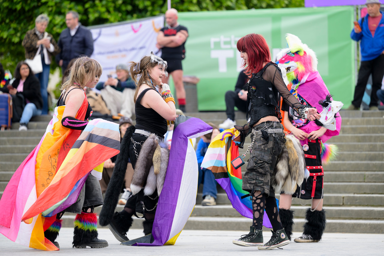 Bruxelles, 16/05/2026 - La pride fête ses 30 ans: Trente ans de luttes, de fierté et de visibilisation de la communauté LGBTQIA+. Le thème choisi pour 2026 reflète les enjeux d'un monde sous tension : When Times Get Darker, We Shine Brighter. Un message puissant et fédérateur, plus nécessaire que jamais dans un contexte international troublé où les droits de la communauté LGBTQIA+ sont constamment remis en cause.