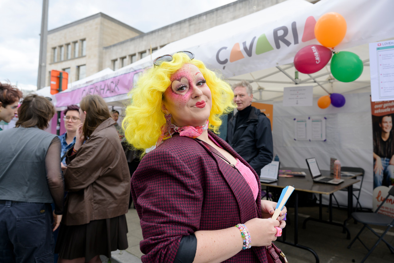 Bruxelles, 16/05/2026 - La pride fête ses 30 ans: Trente ans de luttes, de fierté et de visibilisation de la communauté LGBTQIA+. Le thème choisi pour 2026 reflète les enjeux d'un monde sous tension : When Times Get Darker, We Shine Brighter. Un message puissant et fédérateur, plus nécessaire que jamais dans un contexte international troublé où les droits de la communauté LGBTQIA+ sont constamment remis en cause.