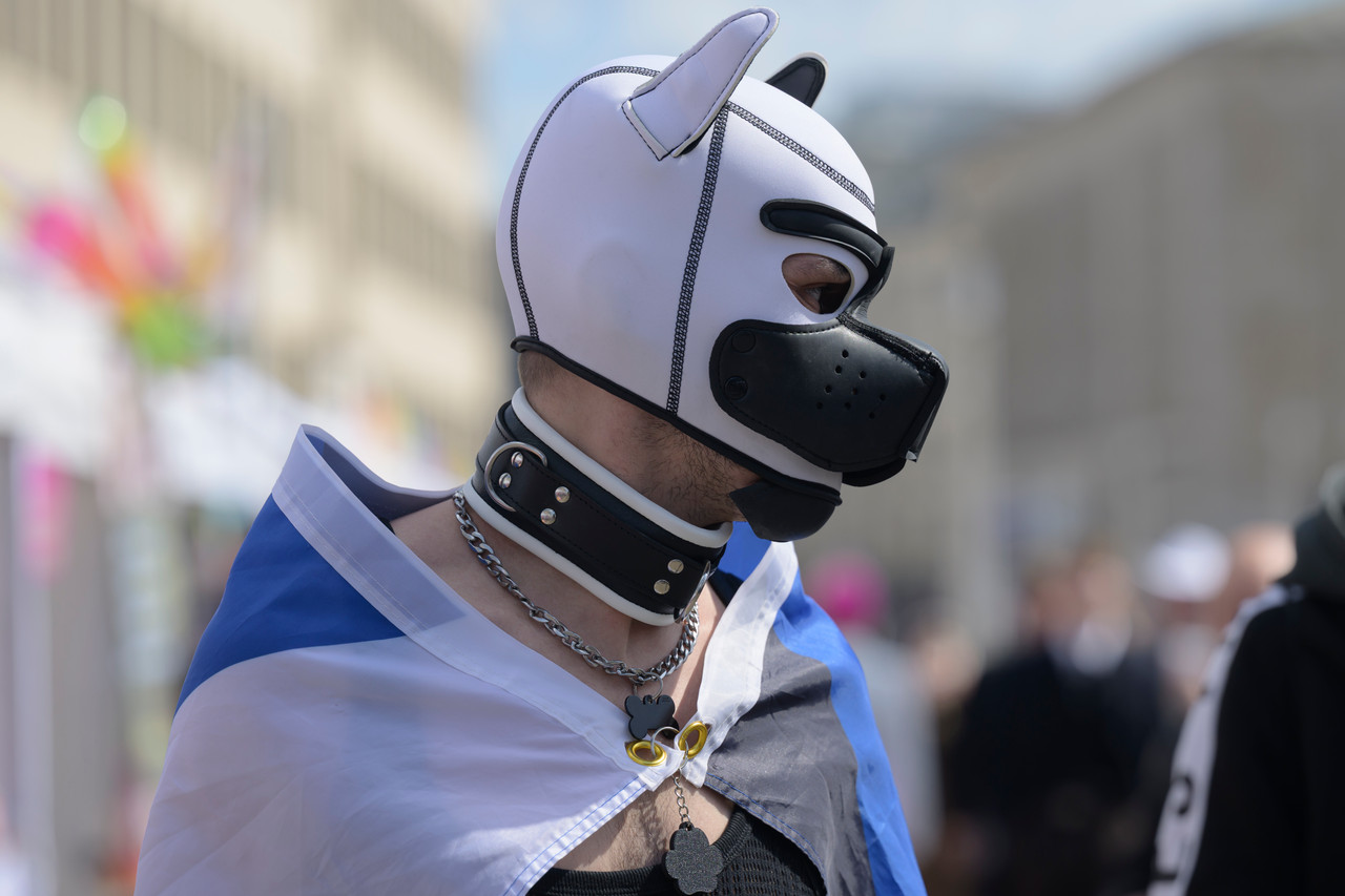 Bruxelles, 16/05/2026 - La pride fête ses 30 ans: Trente ans de luttes, de fierté et de visibilisation de la communauté LGBTQIA+. Le thème choisi pour 2026 reflète les enjeux d'un monde sous tension : When Times Get Darker, We Shine Brighter. Un message puissant et fédérateur, plus nécessaire que jamais dans un contexte international troublé où les droits de la communauté LGBTQIA+ sont constamment remis en cause.
